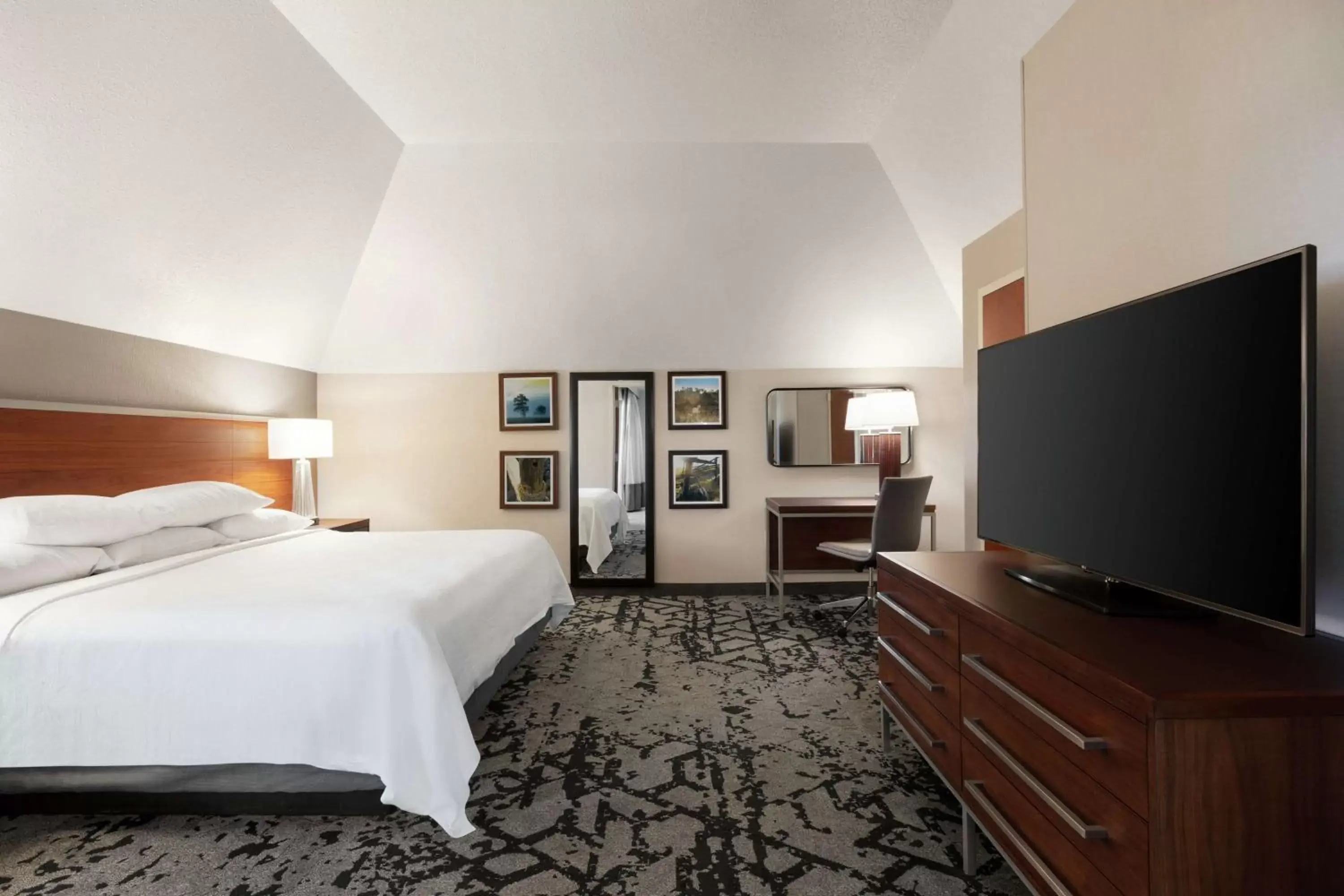 Bedroom, Bed in Embassy Suites Dallas - DFW Airport North