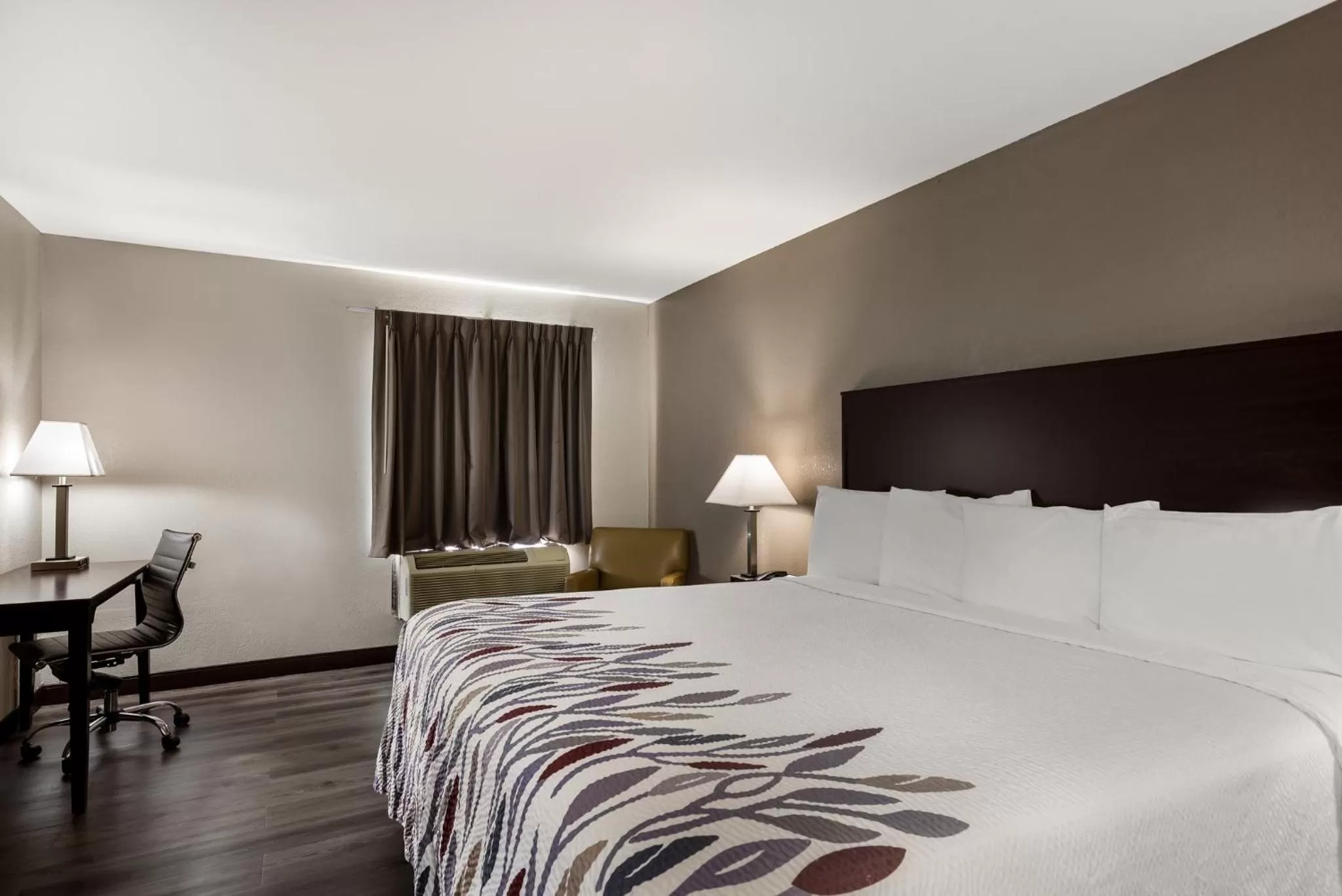 Photo of the whole room, Bed in Red Roof Inn Allentown South