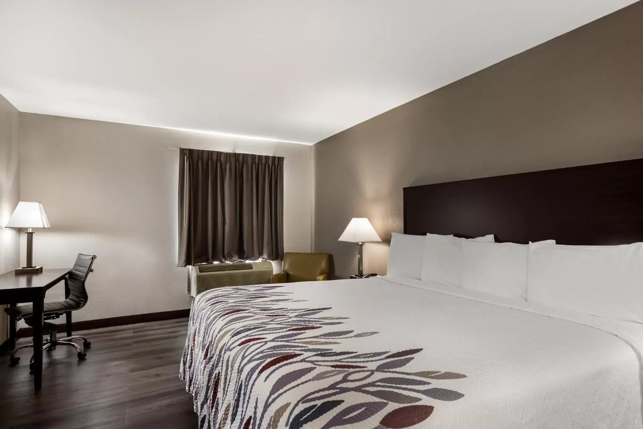 Photo of the whole room, Bed in Red Roof Inn Allentown South Photo of the whole room, Bed in Red Roof Inn Allentown South