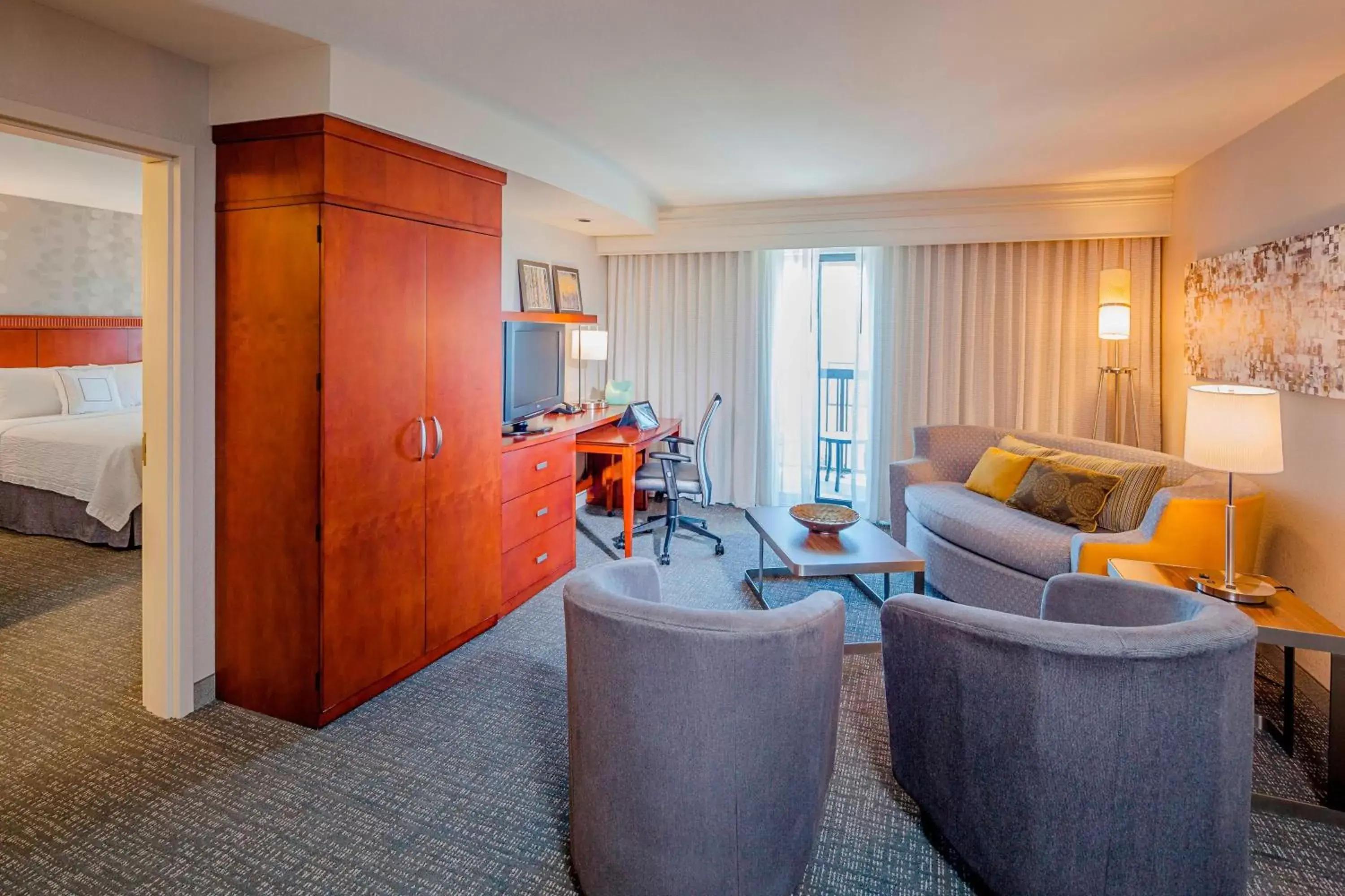 Living room in Courtyard by Marriott Madison West / Middleton