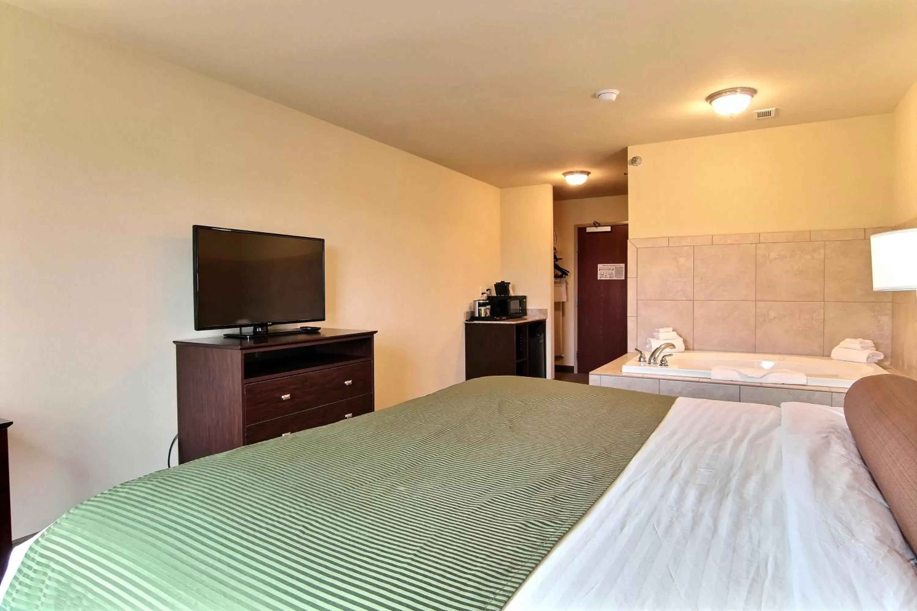 Bed in Cobblestone Hotel and Suites - Crookston