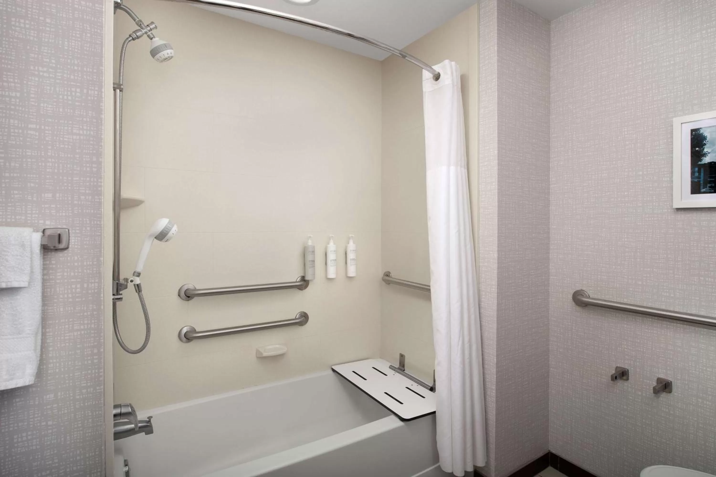 Bathroom in Hampton Inn Knoxville Clinton I-75