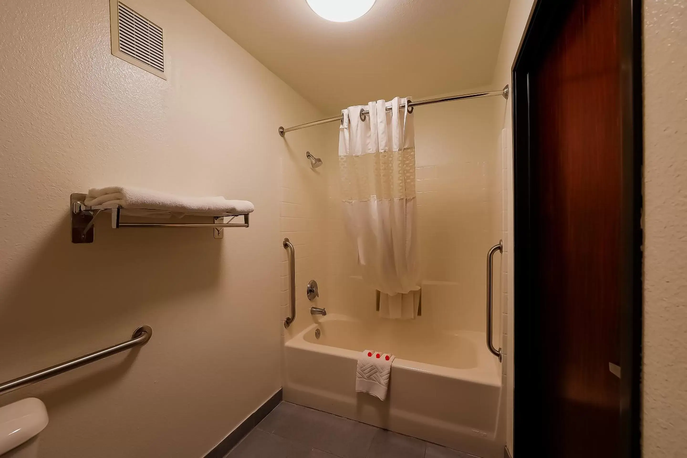 Bathroom in Siletz Bay Beachfront Hotel by OYO Lincoln City