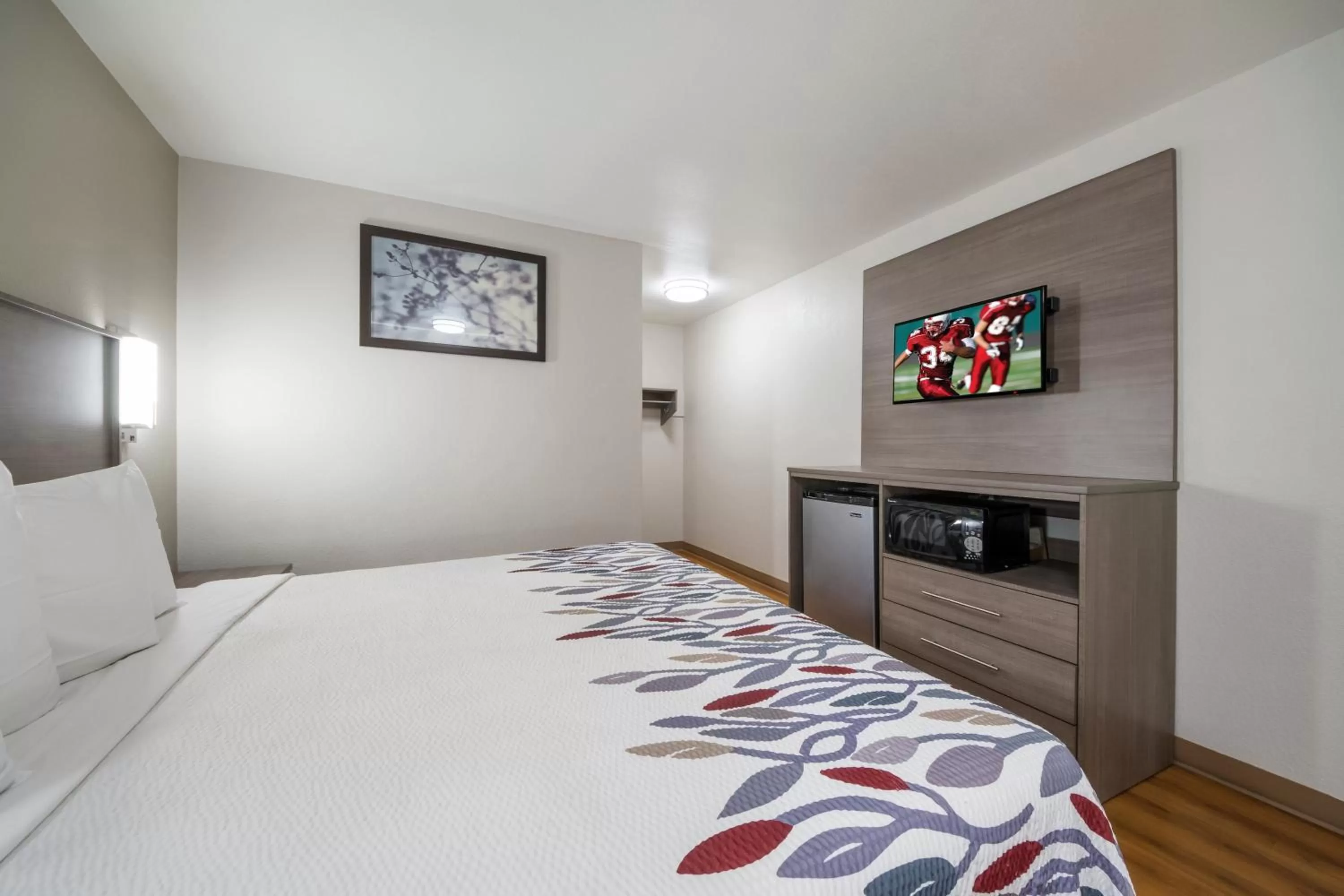 Photo of the whole room, Bed in Red Roof Inn San Antonio E - Frost Bank Center