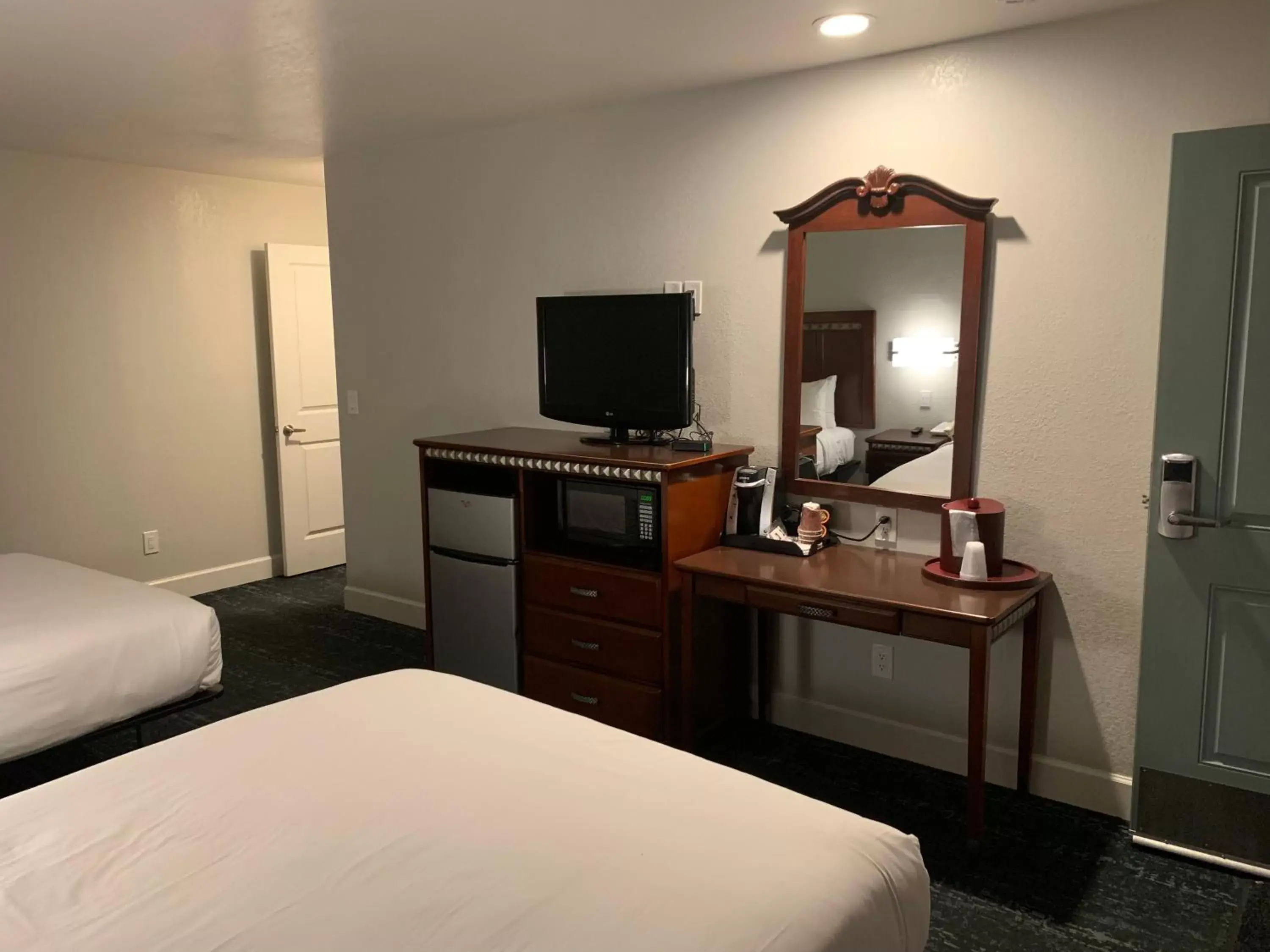 Bedroom, TV/Entertainment Center in Stargazer Inn and Suites