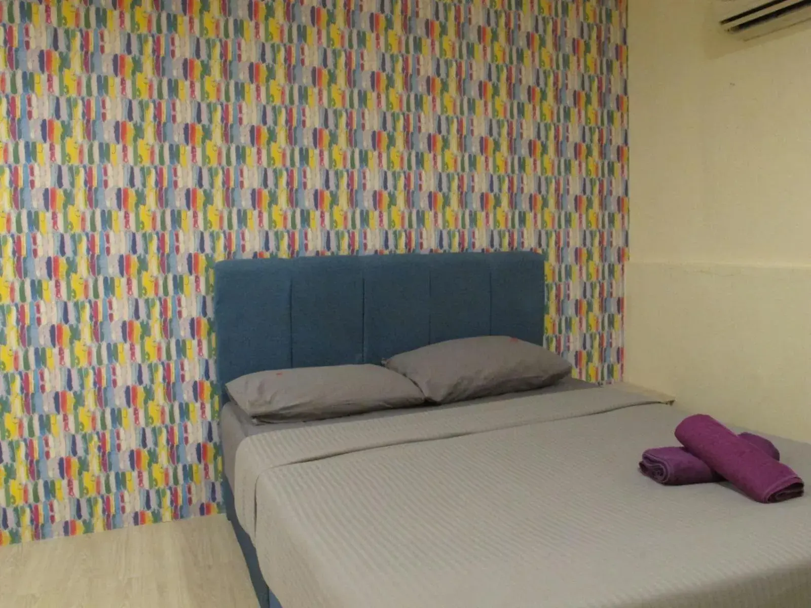 Photo of the whole room, Bed in Oscar Inn