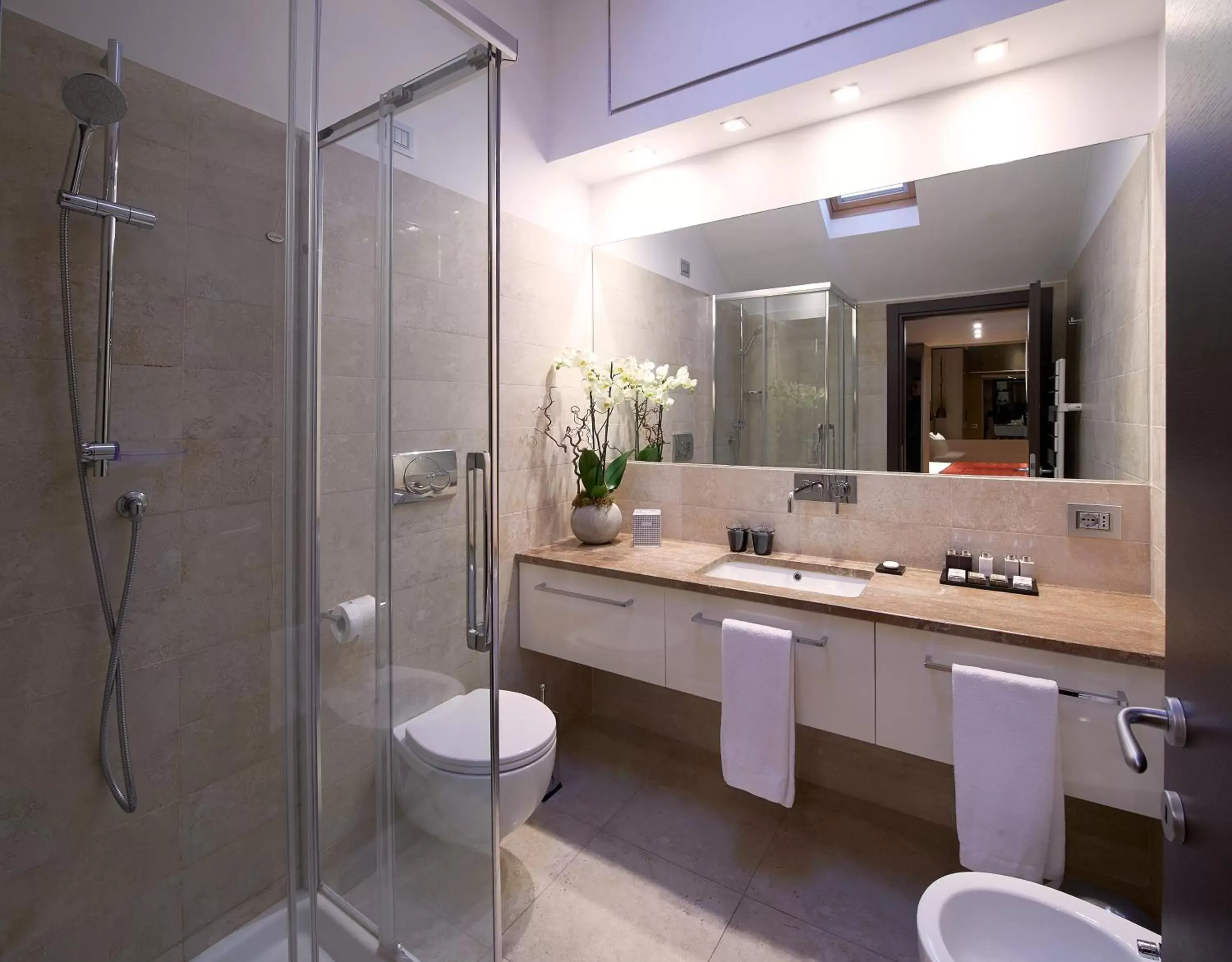 Shower, Bathroom in Harry's Bar Trevi Hotel & Restaurant