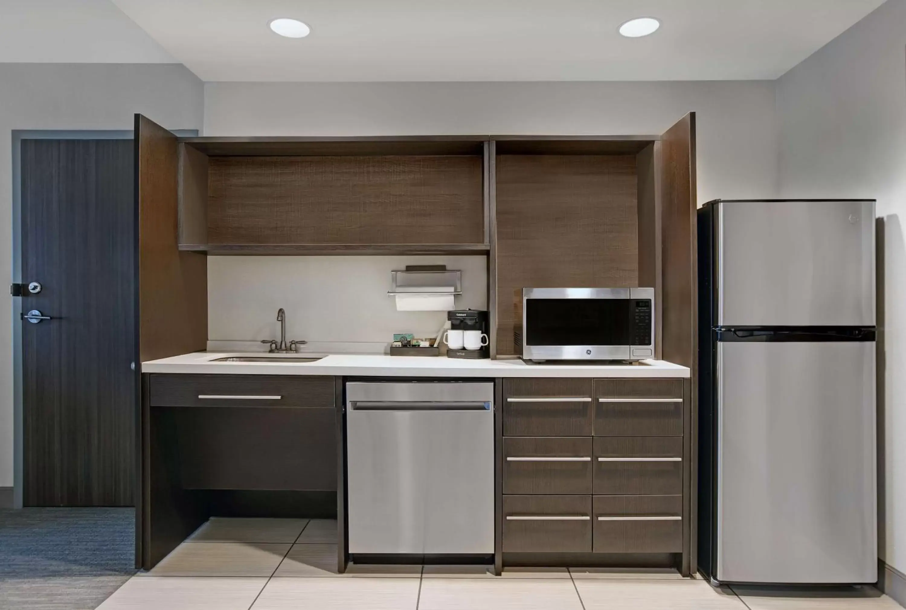 Kitchen or kitchenette, Kitchen/Kitchenette in Home2 Suites By Hilton Asheville Airport