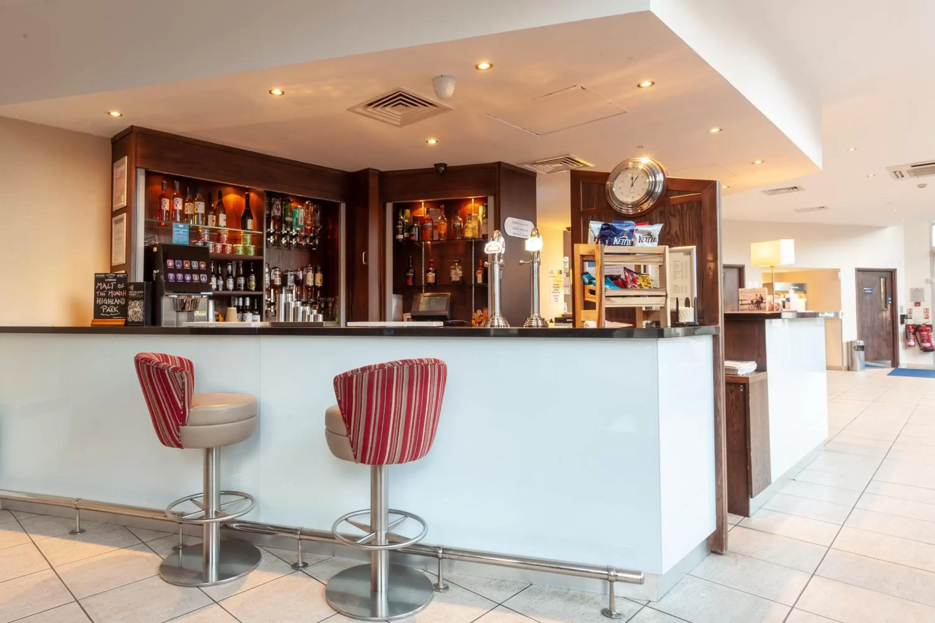 Lounge or bar, Lounge/Bar in Holiday Inn Express - Glasgow - City Ctr Theatreland, an IHG Hotel