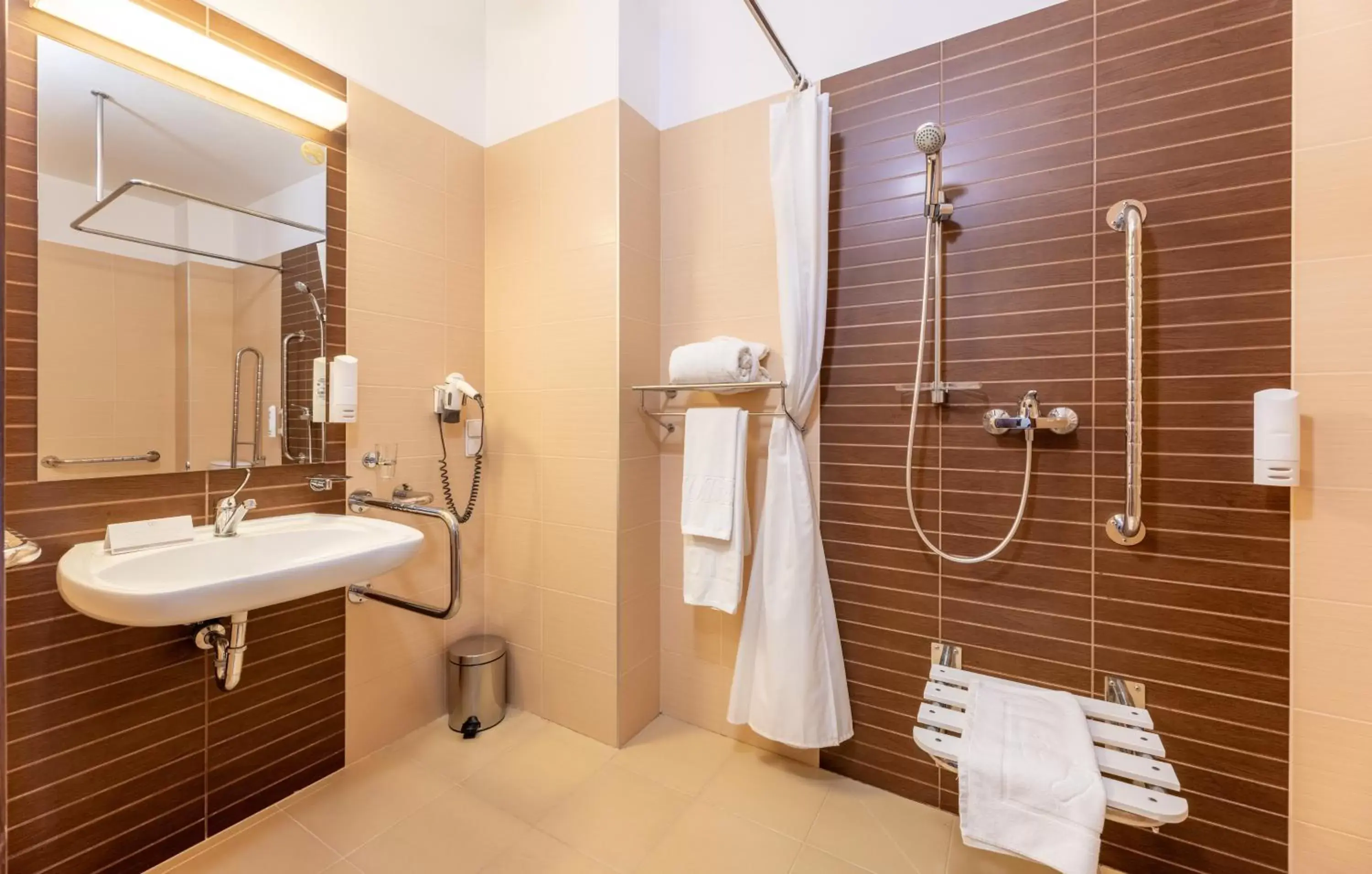 Shower, Bathroom in Hotel Krynica Conference & SPA
