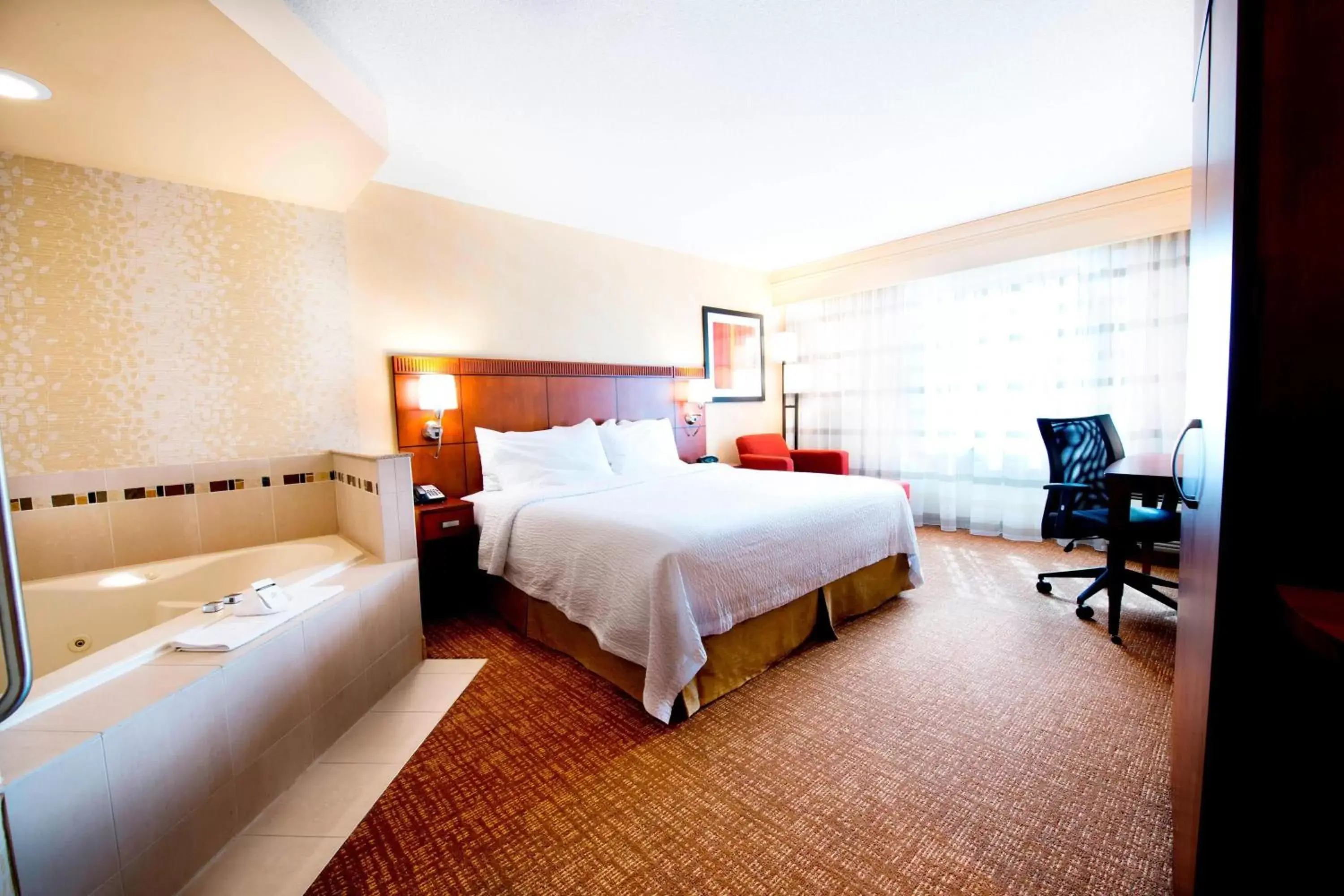 Photo of the whole room, Bed in Courtyard by Marriott Mississauga-Airport Corporate Centre West