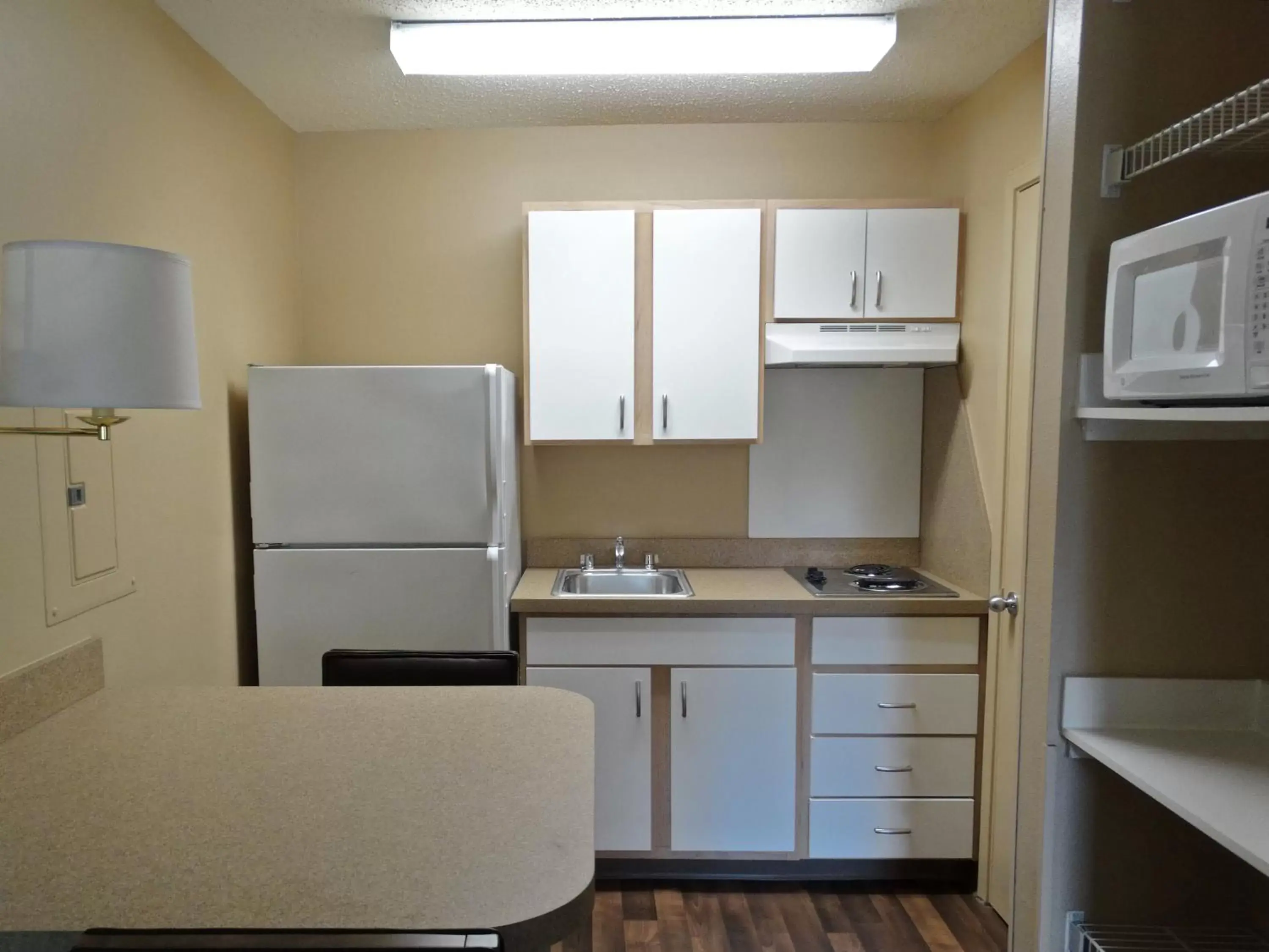 Kitchen or kitchenette, Kitchen/Kitchenette in Extended Stay America Suites - San Antonio - Airport