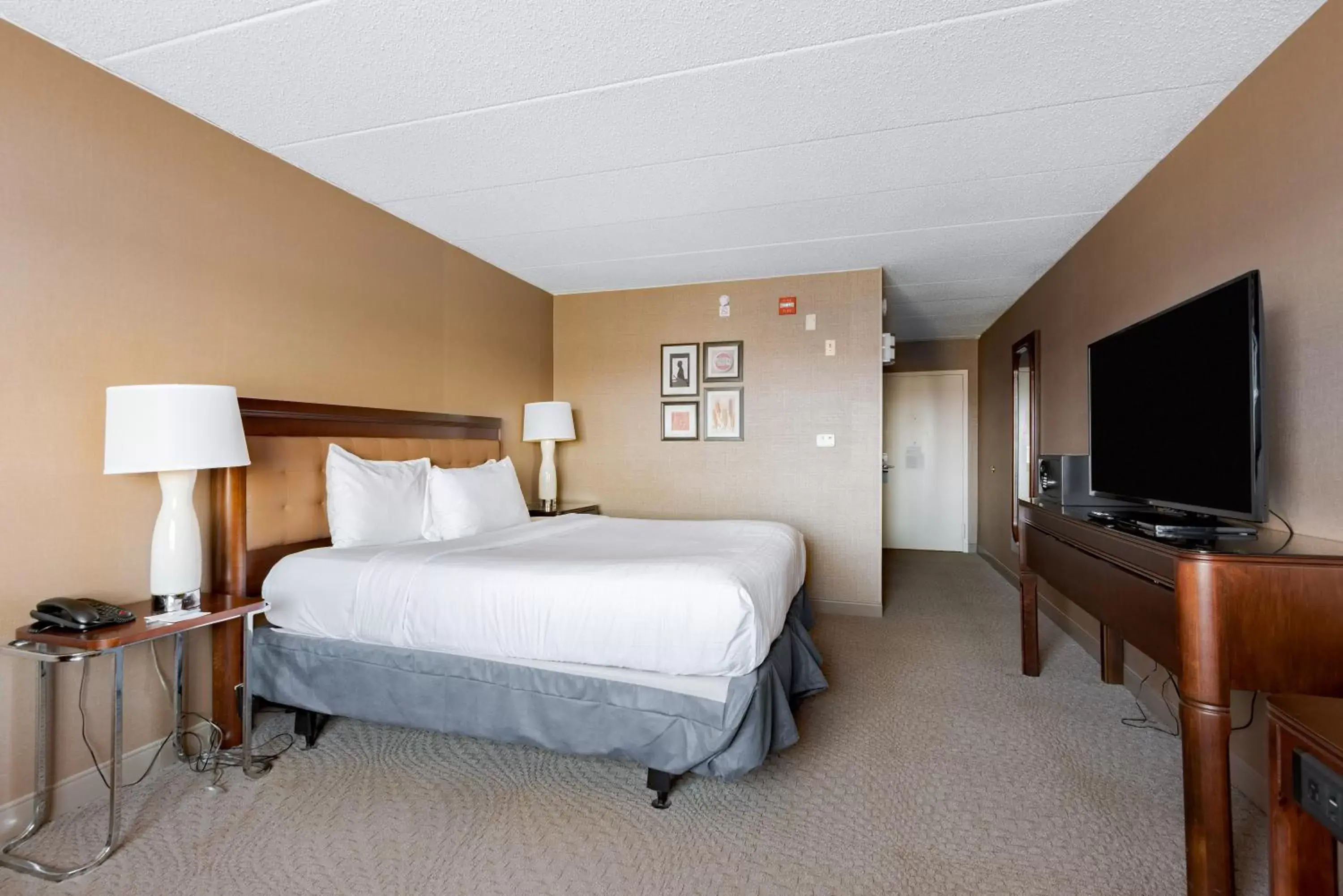 Photo of the whole room, Bed in Wyndham Omaha Hotel - West Dodge