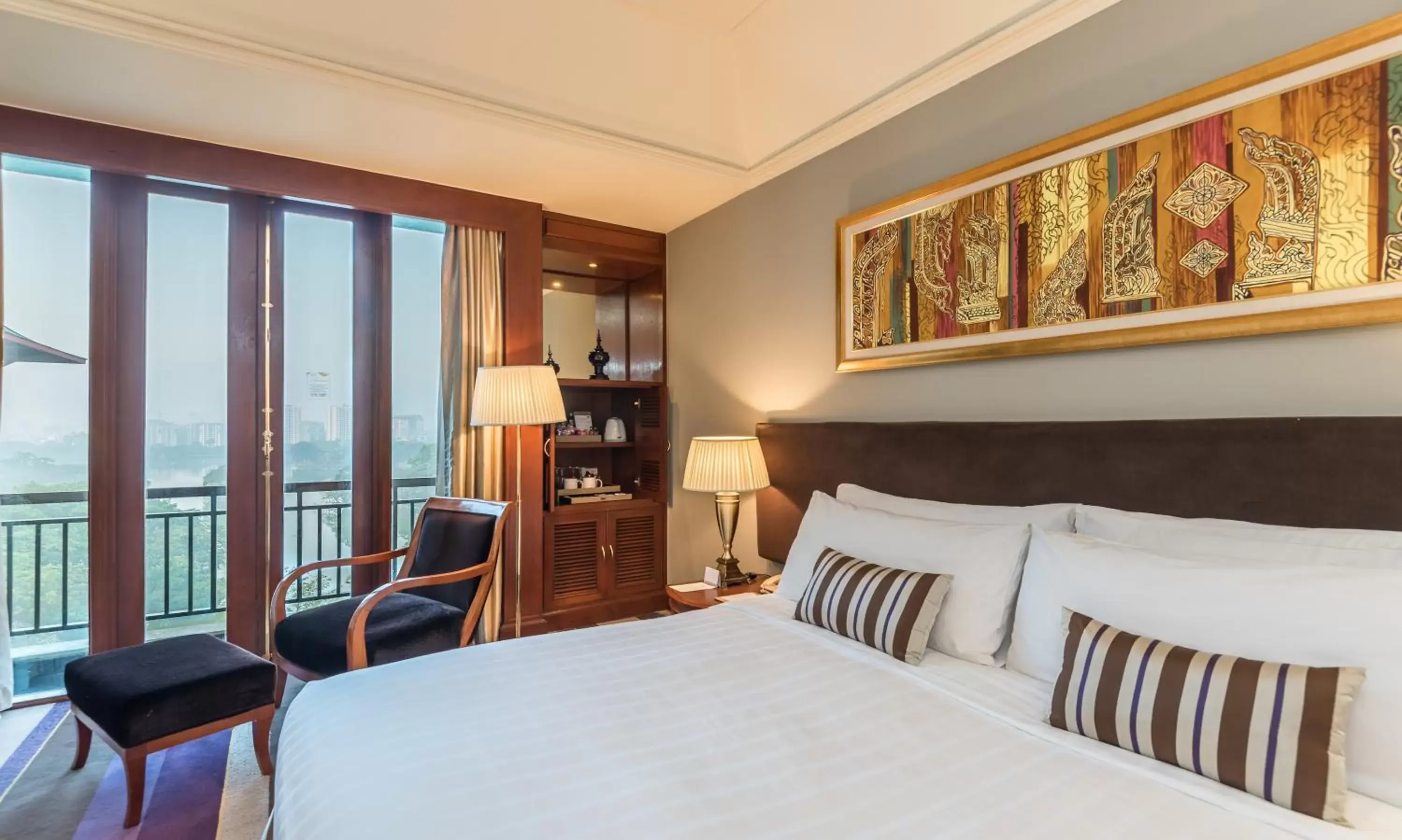 Balcony/Terrace, Bed in Chatrium Hotel Royal Lake Yangon