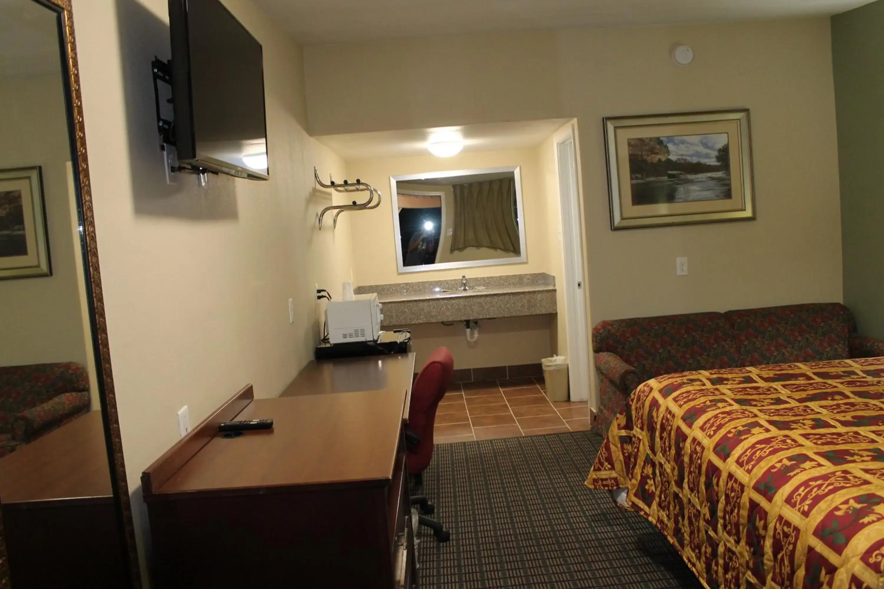 TV and multimedia in American Inn & Suites