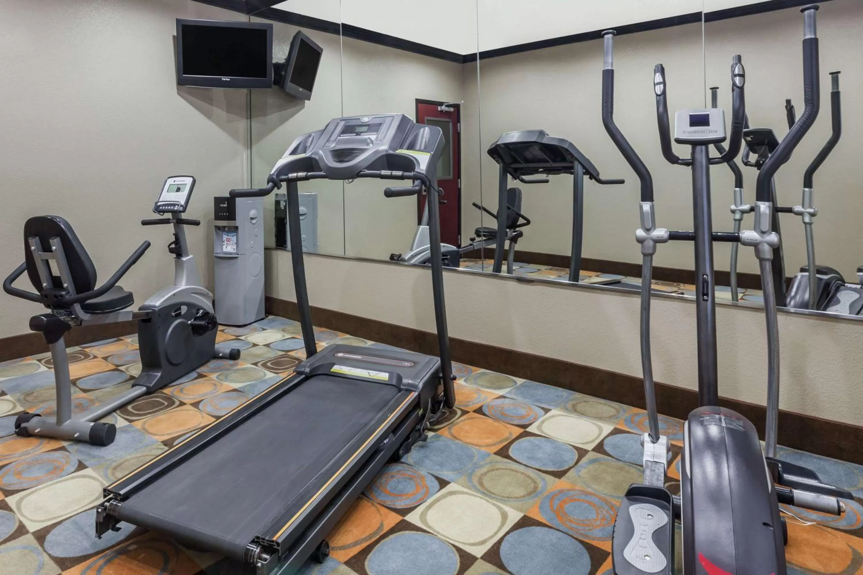 Fitness centre/facilities in Days Inn & Suites by Wyndham Marquez