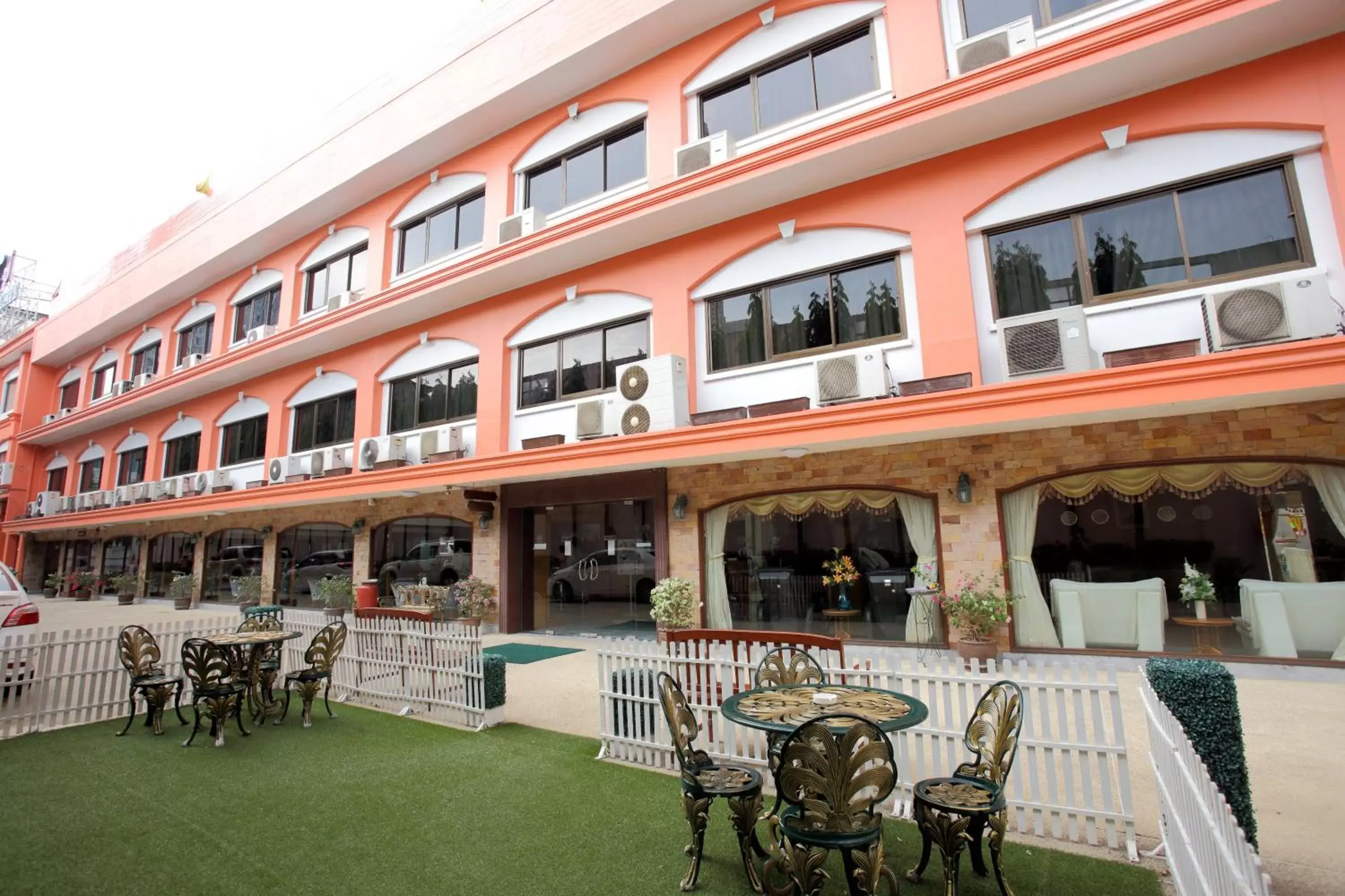 Facade/entrance in PJ Watergate Hotel Facade/entrance in PJ Watergate Hotel