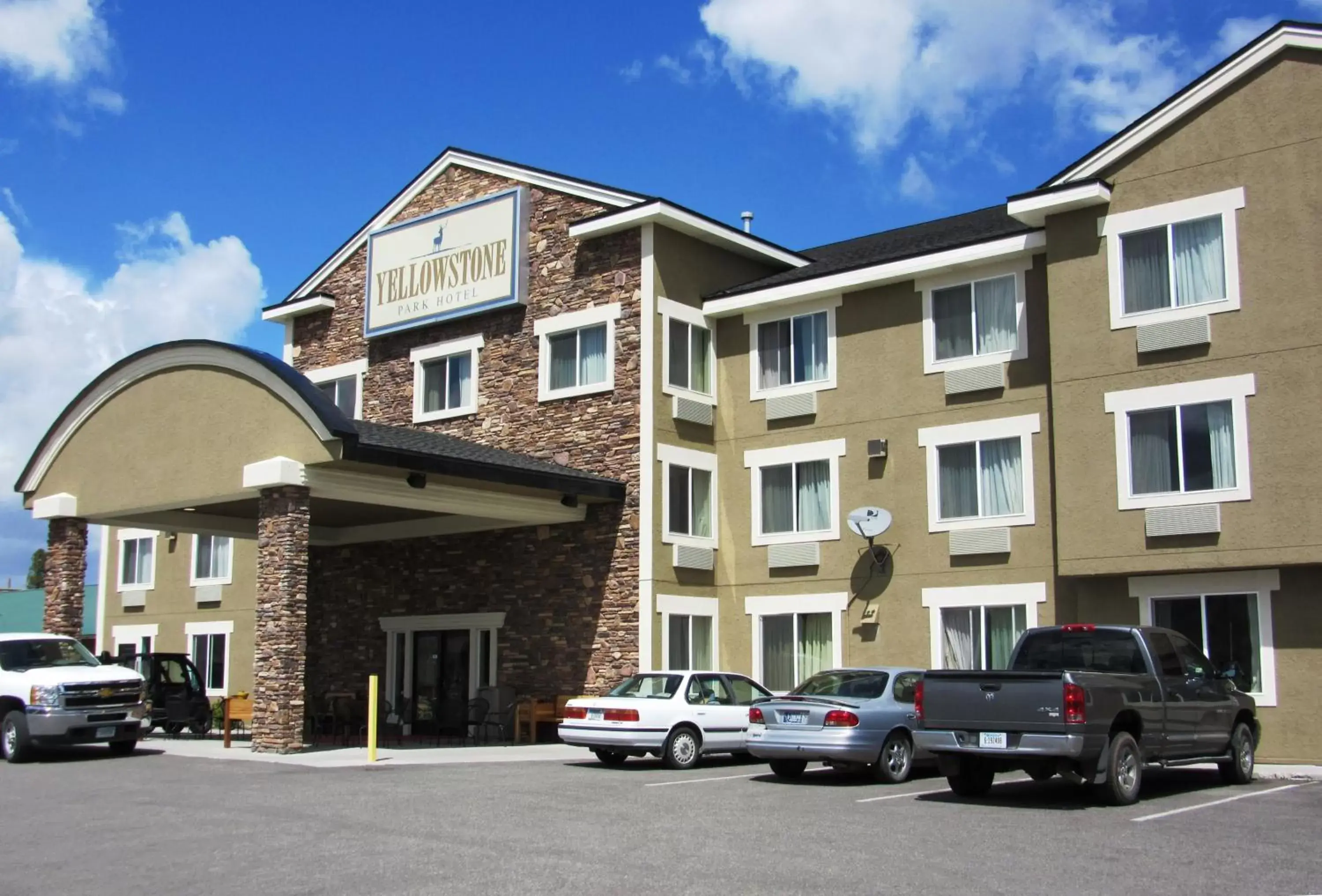 Facade/entrance, Property Building in Yellowstone Park Hotel