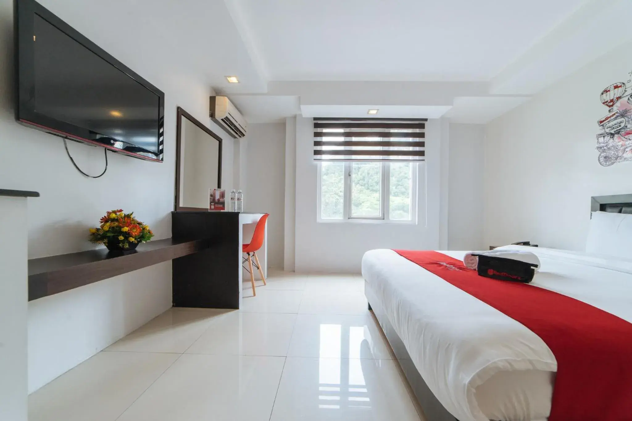 Bedroom, TV/Entertainment Center in RedDoorz Plus at One Liberty Hotel Kalayaan Avenue