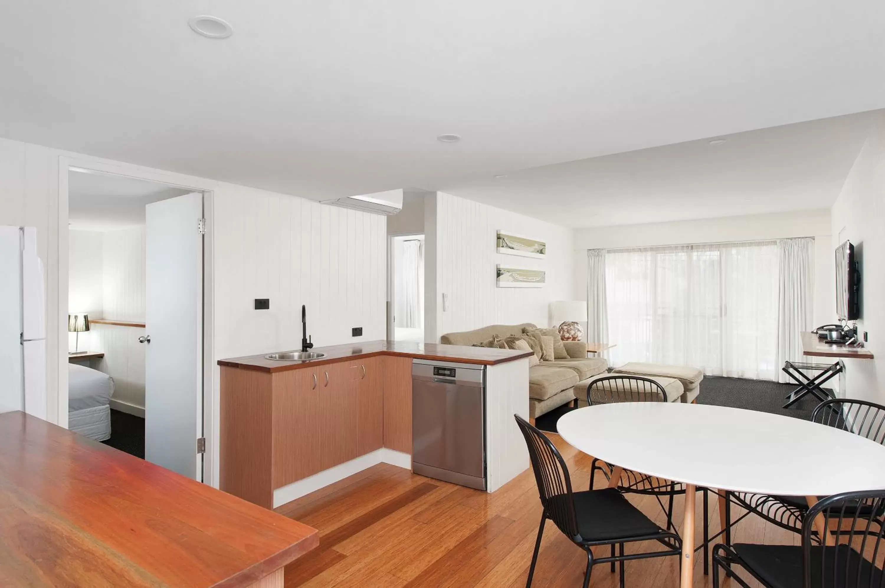 Dining area, Kitchen/Kitchenette in Hotel Nelson