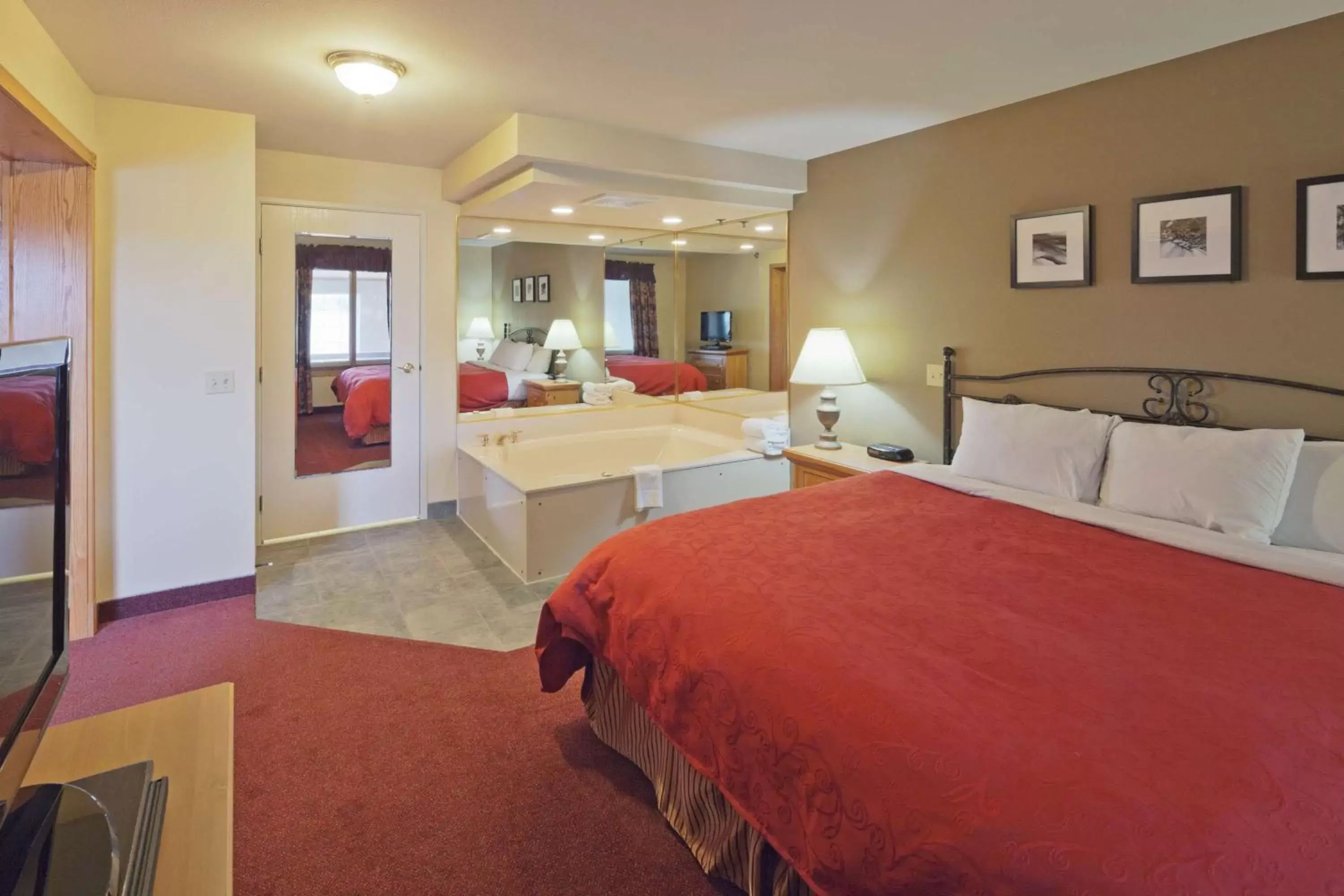 Photo of the whole room, Bed in Port Wisconsin Inn and Suites Photo of the whole room, Bed in Port Wisconsin Inn and Suites