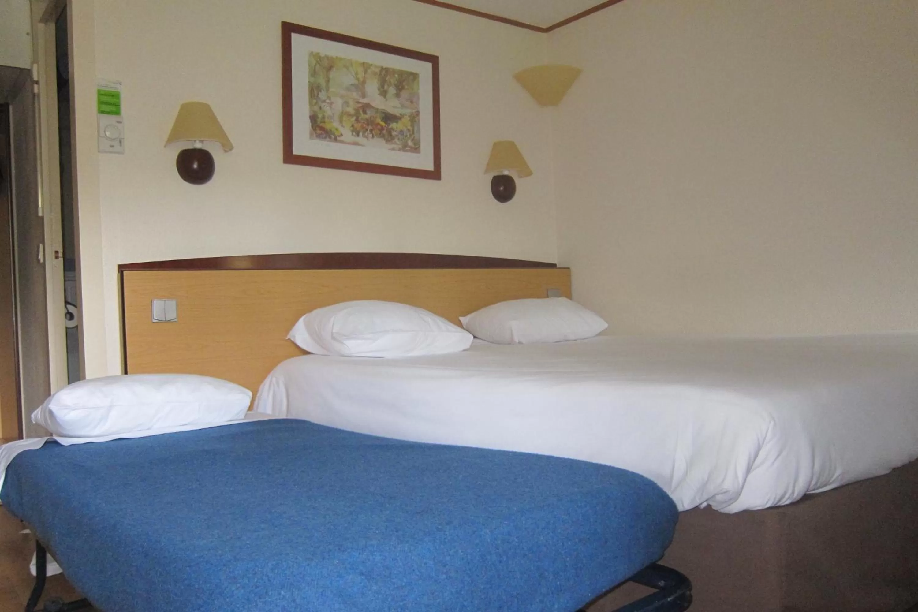 Bed in Campanile Clermont-Ferrand ~ Thiers