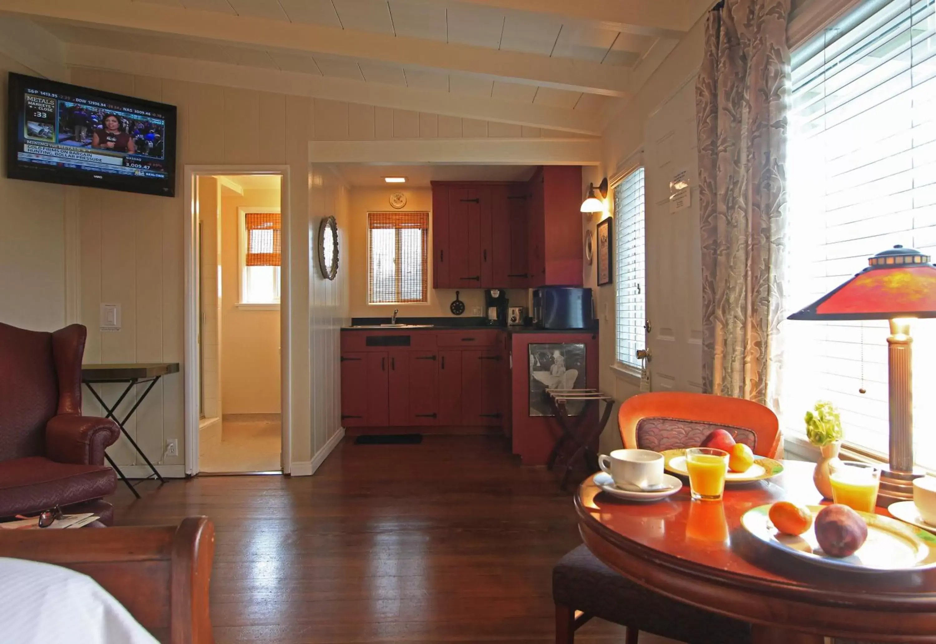 Photo of the whole room in The Tides Laguna Beach Photo of the whole room in The Tides Laguna Beach