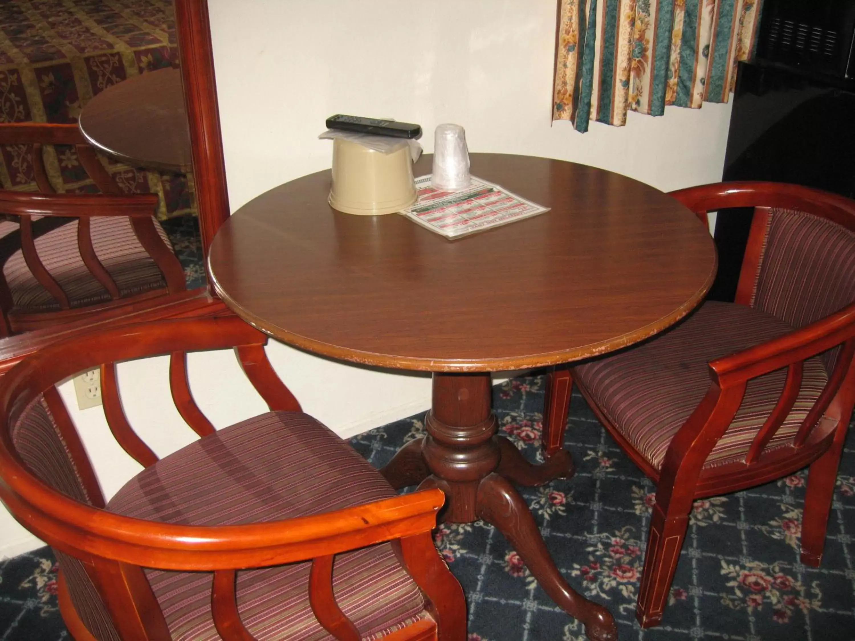 Dining area in Royal Inn Motel Long Beach