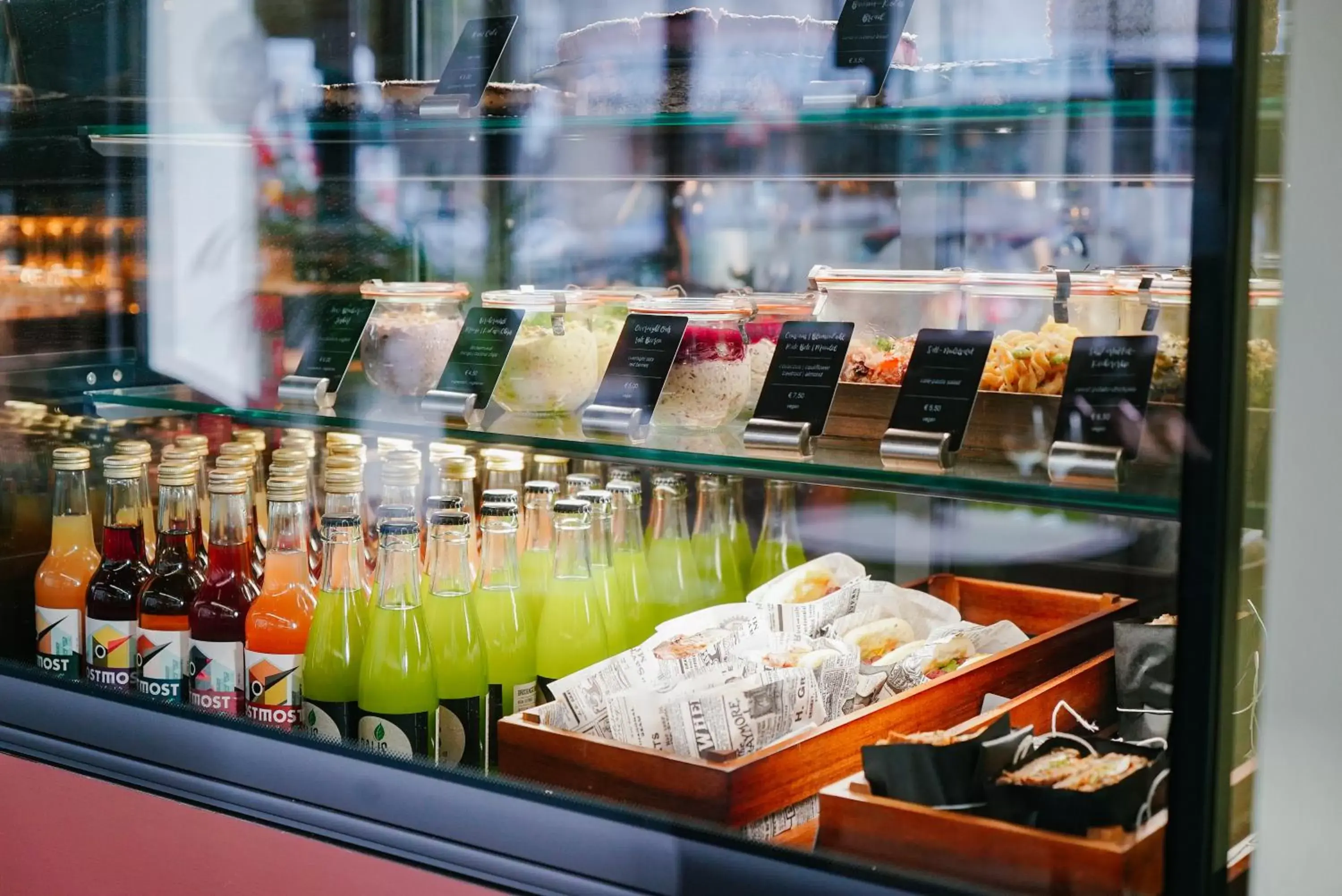 Lounge or bar in Crowne Plaza Berlin City Centre Ku'damm by IHG Lounge or bar in Crowne Plaza Berlin City Centre Ku'damm by IHG