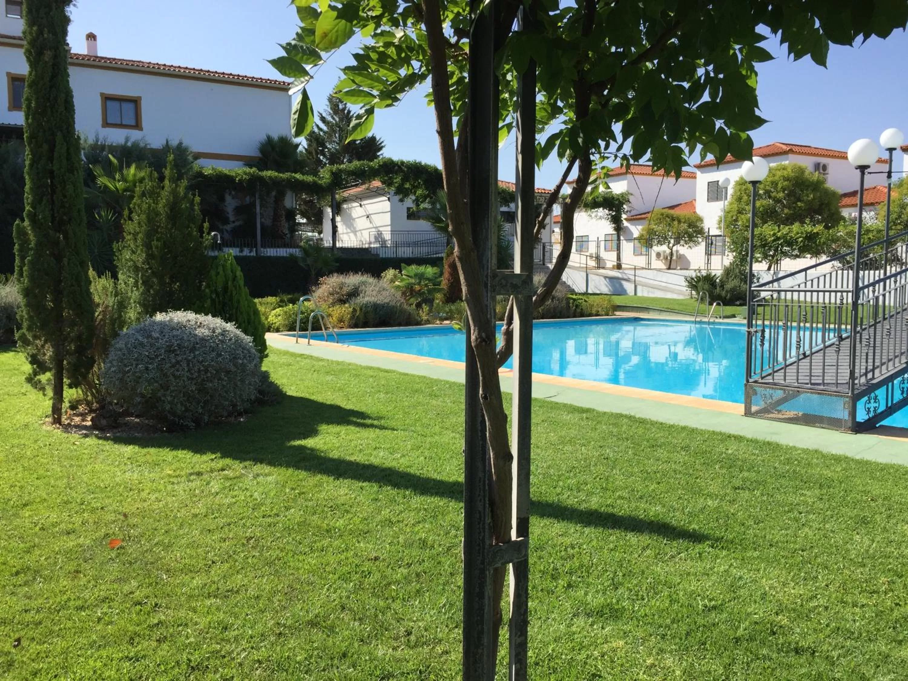 Swimming pool in Apartamentos Atalayas Extremadura