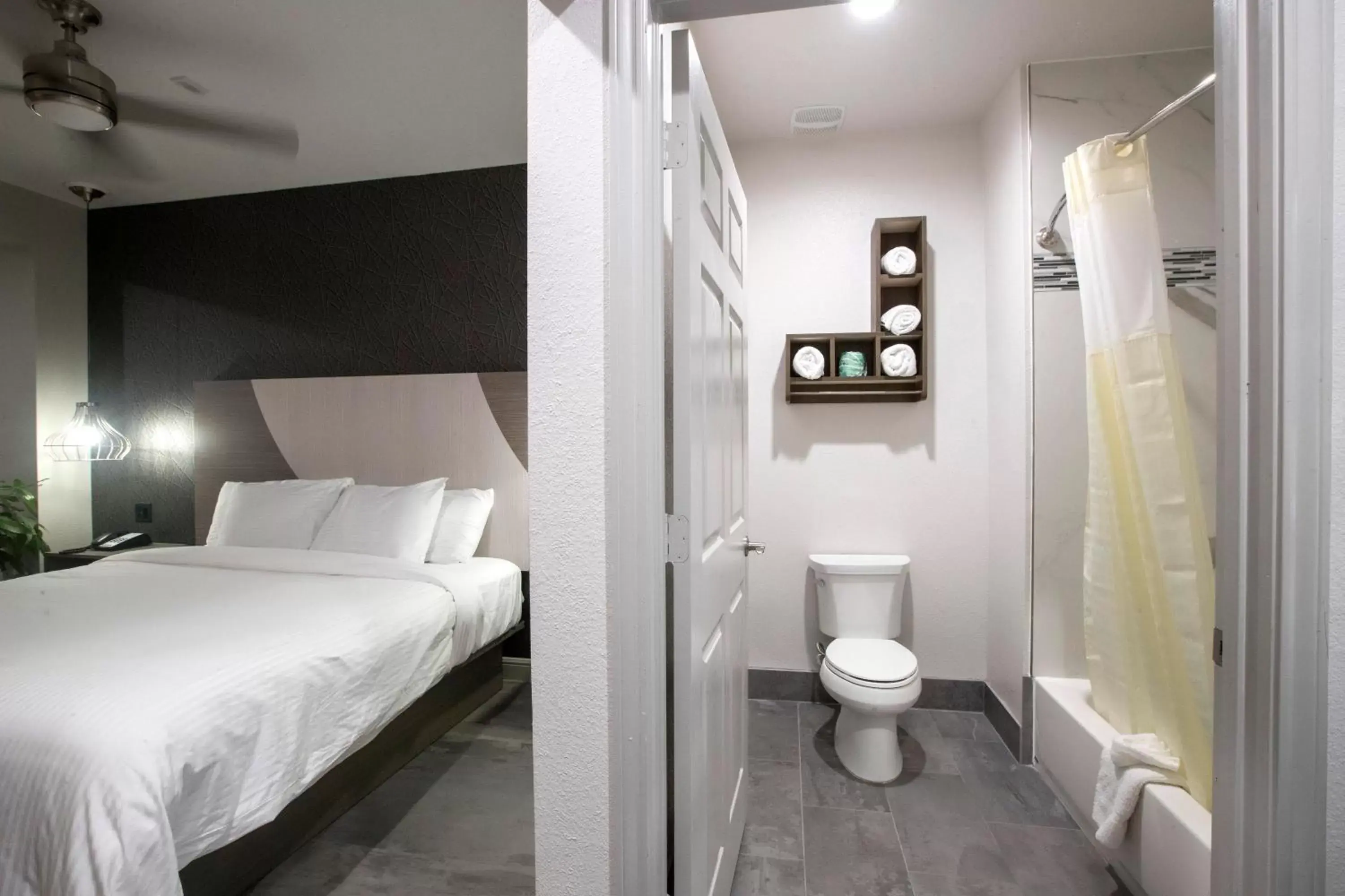 Toilet, Bed in House Hotel