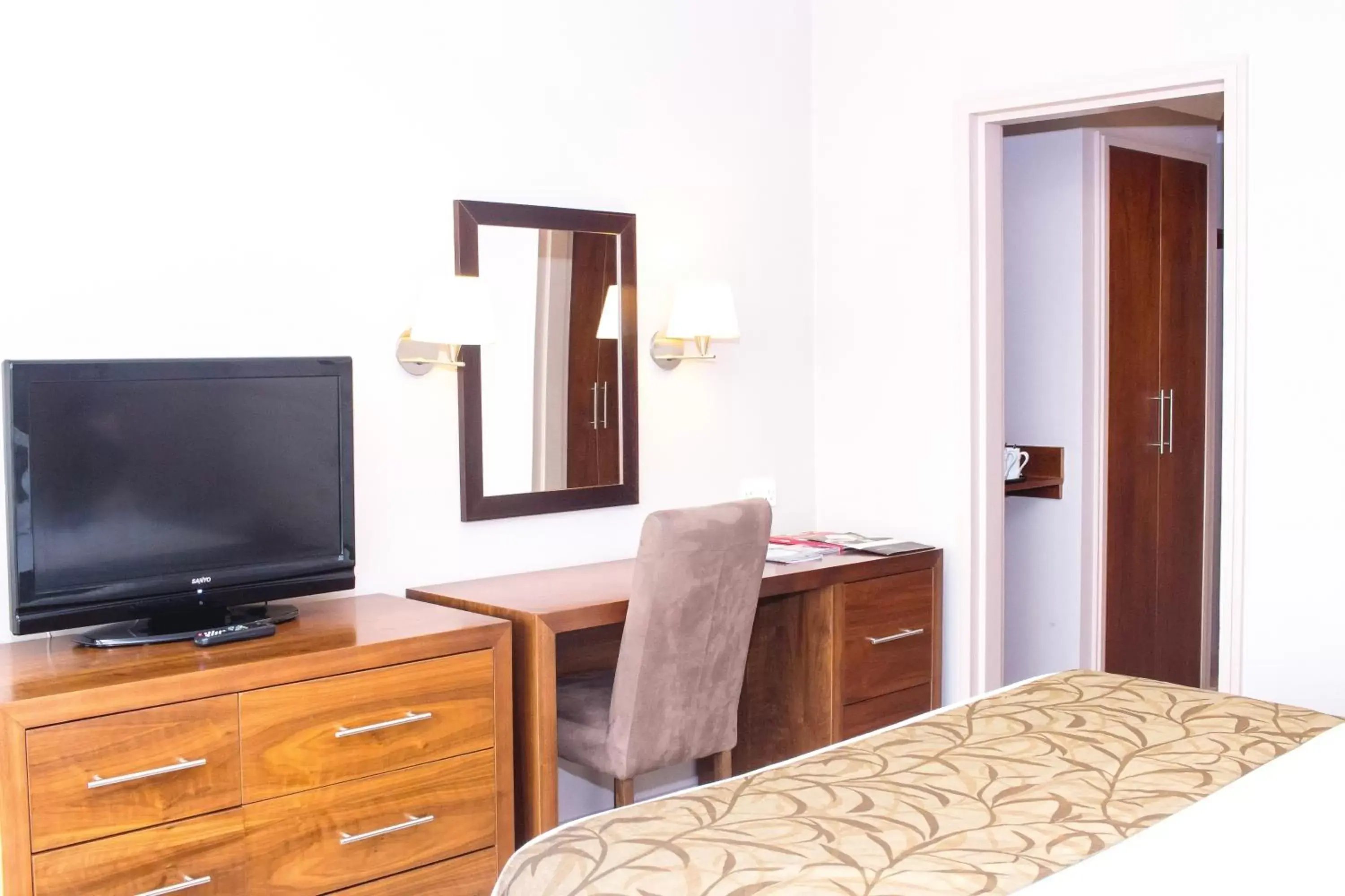 Photo of the whole room, Bed in Humber Royal Hotel Photo of the whole room, Bed in Humber Royal Hotel