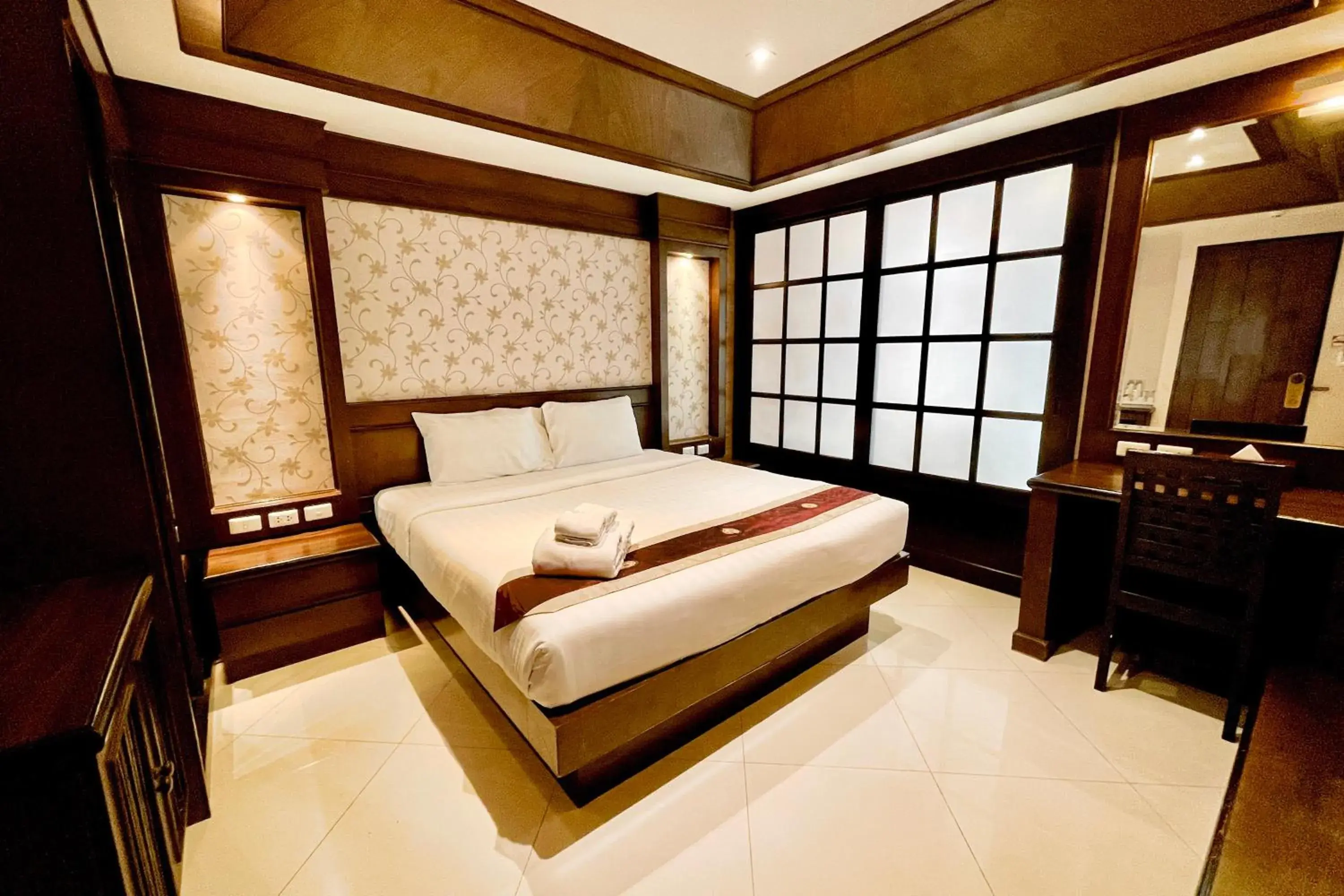 Bedroom, Bed in Rayaburi Hotel, Patong