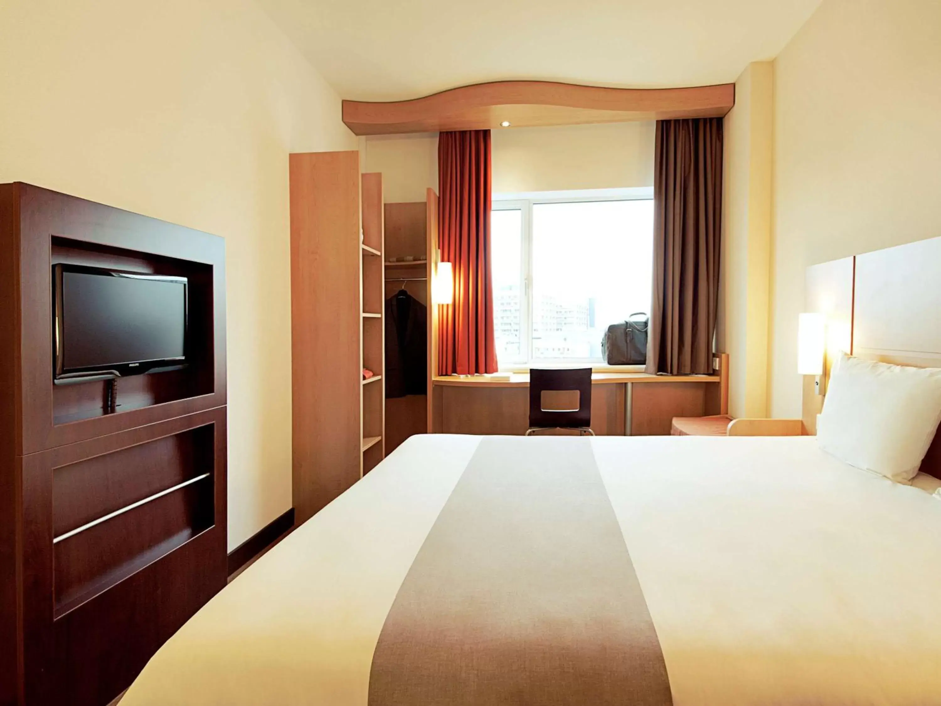 Photo of the whole room, TV/Entertainment Center in ibis London Luton Airport