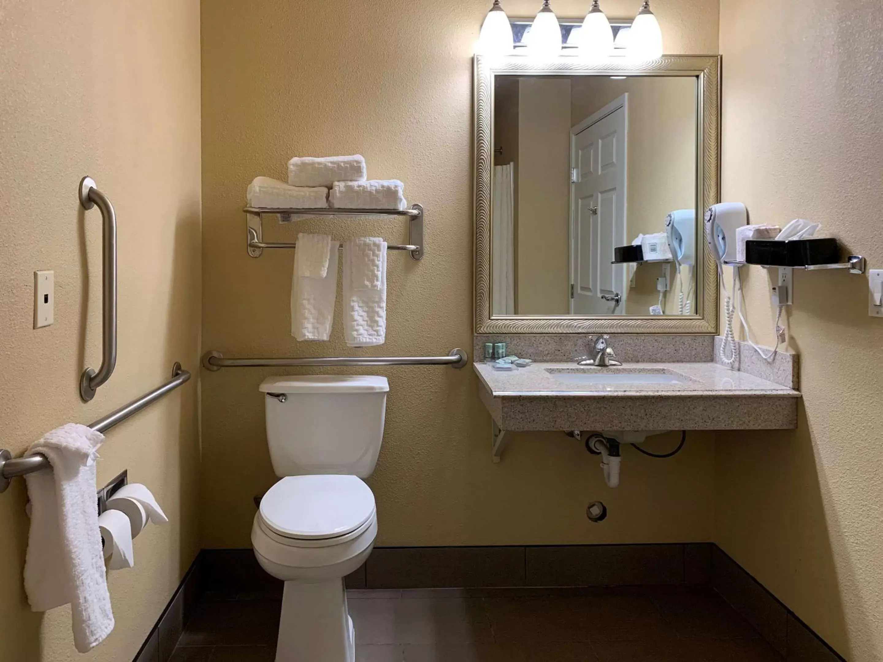 King Room with Roll-In Shower - Accessible/Non Smoking in Comfort Inn Saint Paul East King Room with Roll-In Shower - Accessible/Non Smoking in Comfort Inn Saint Paul East