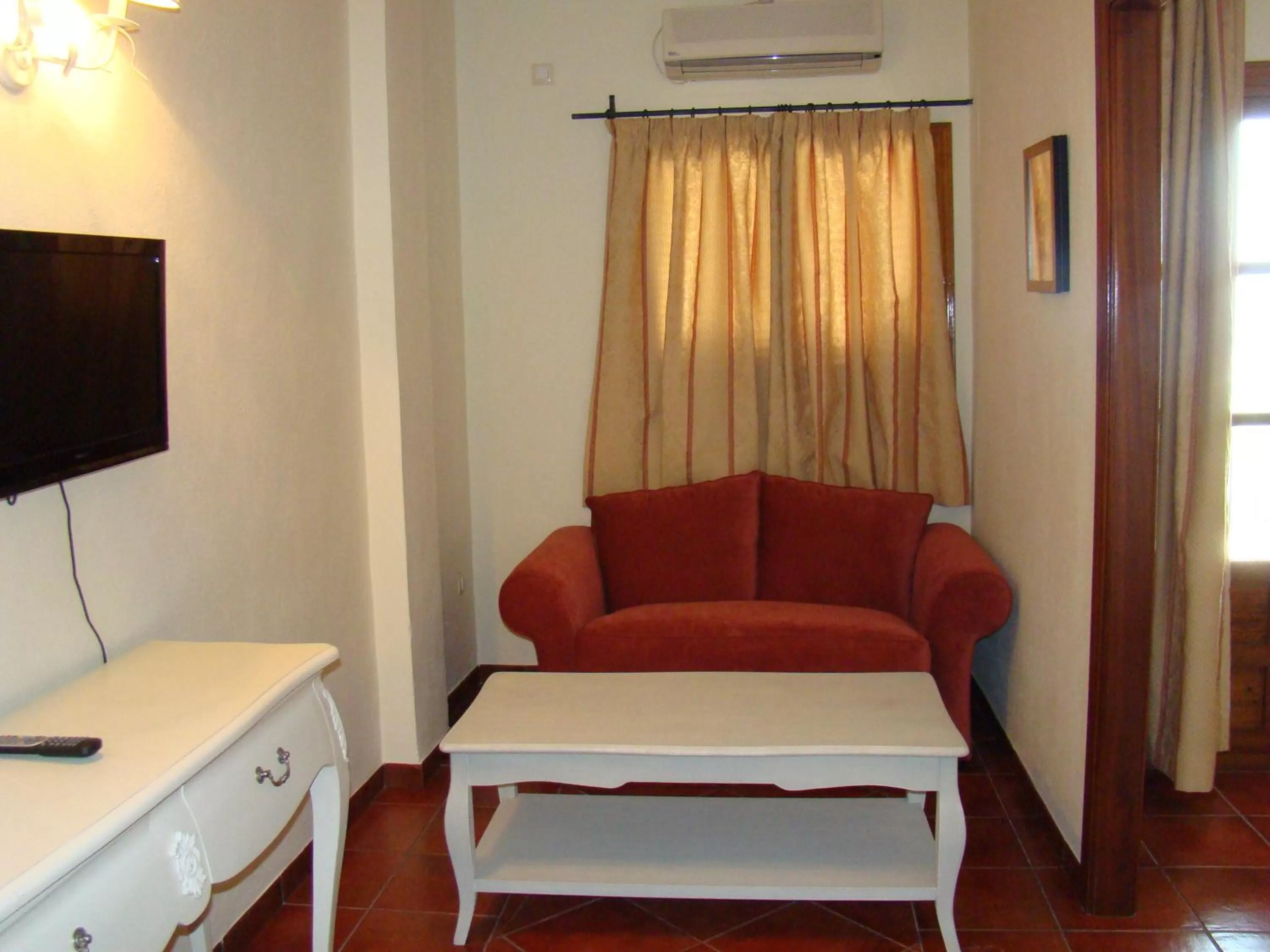 Photo of the whole room, Seating Area in Escua