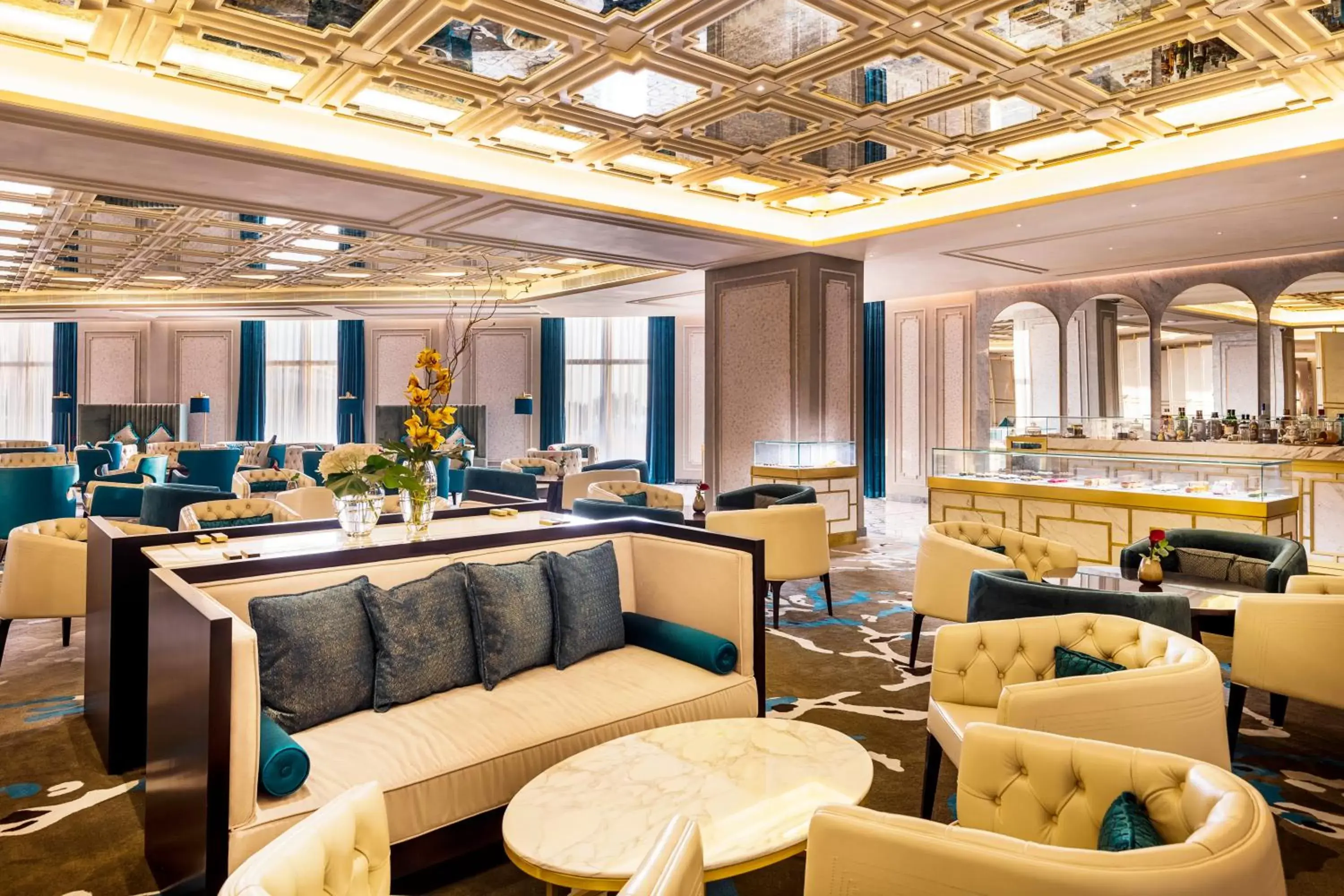 Lounge or bar, Restaurant/Places to Eat in InterContinental Doha Beach & Spa, an IHG Hotel