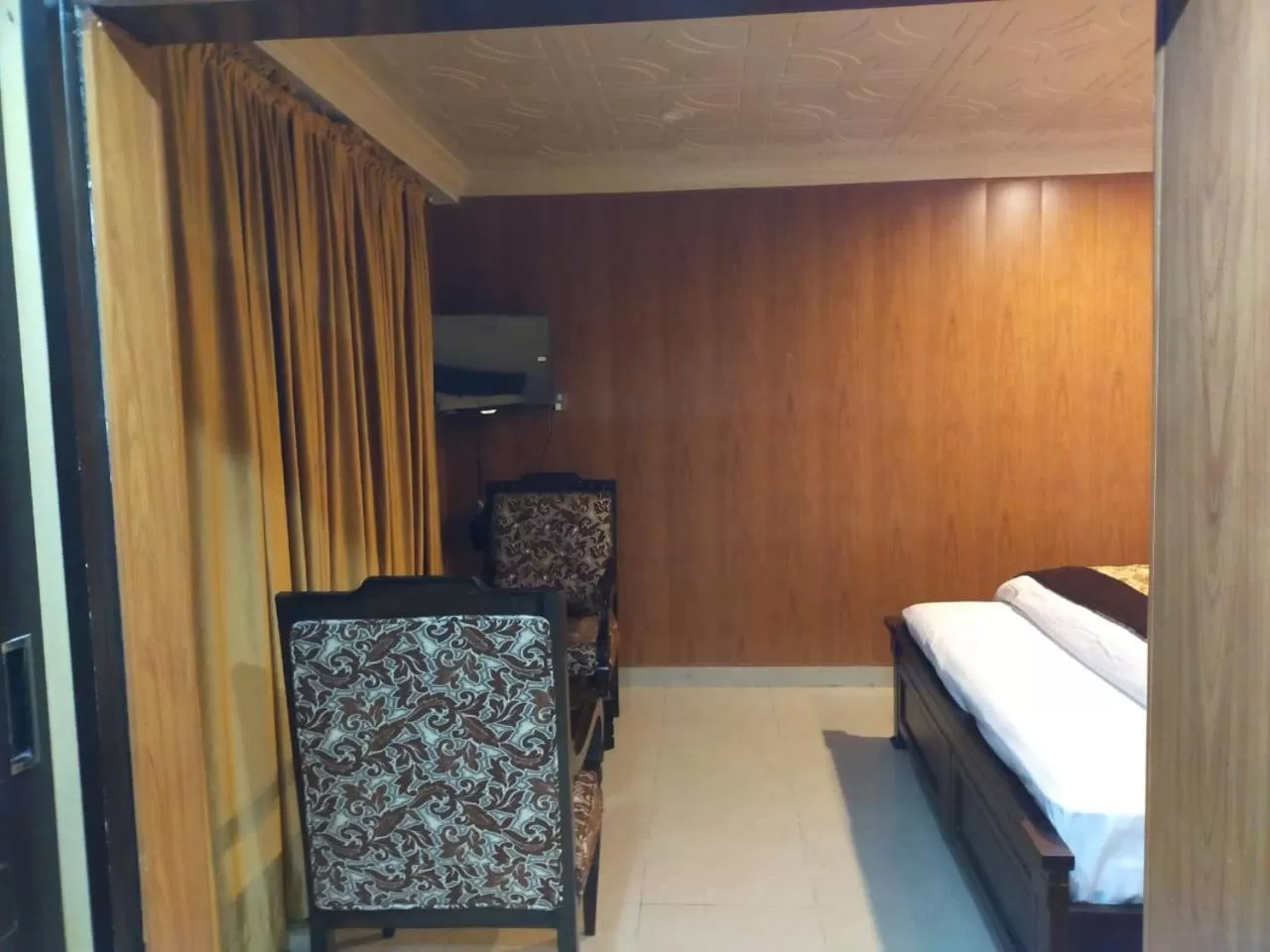 Bedroom, Bed in Shagufta Hotel Murree
