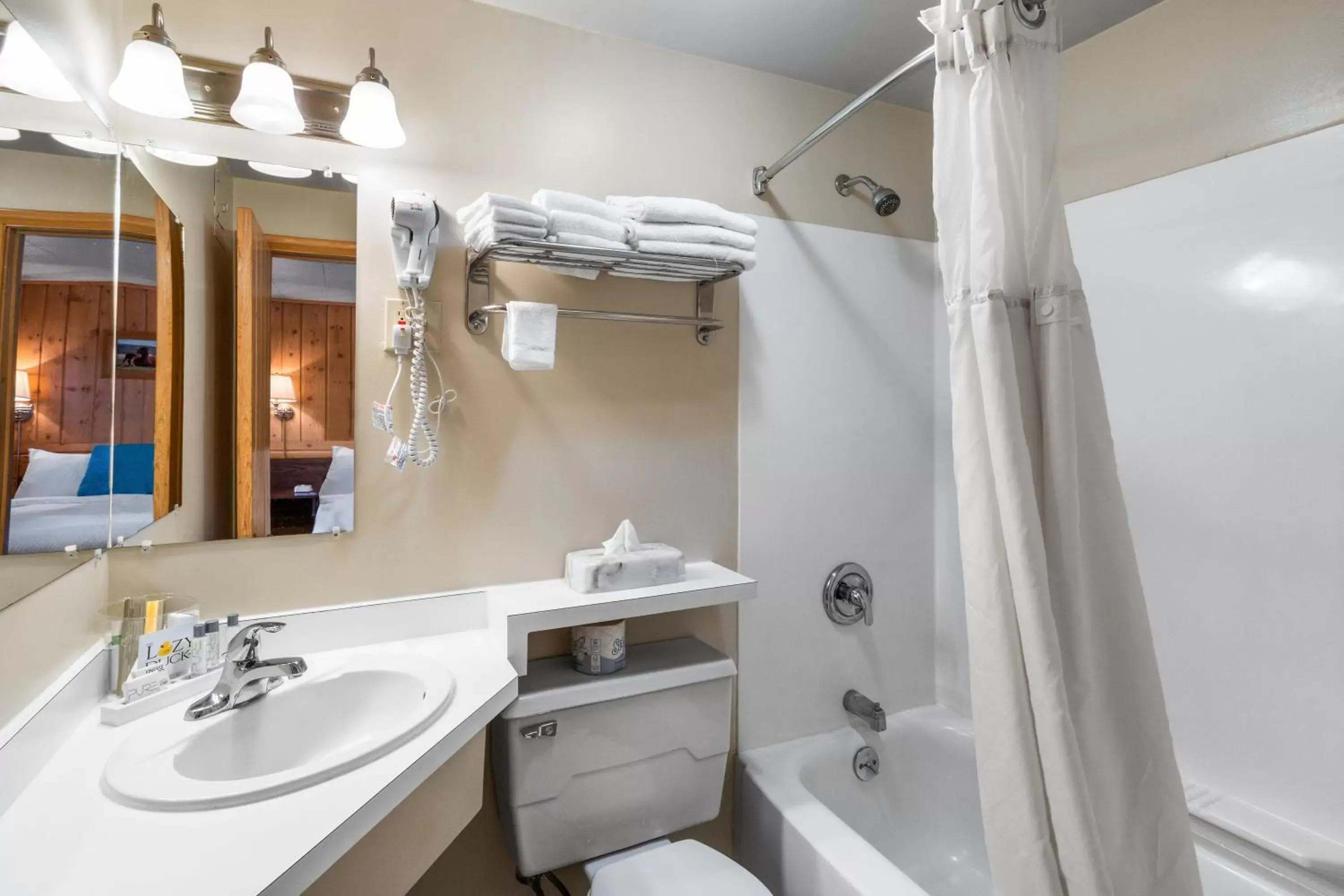 Shower, Bathroom in Lazy Duck Inn