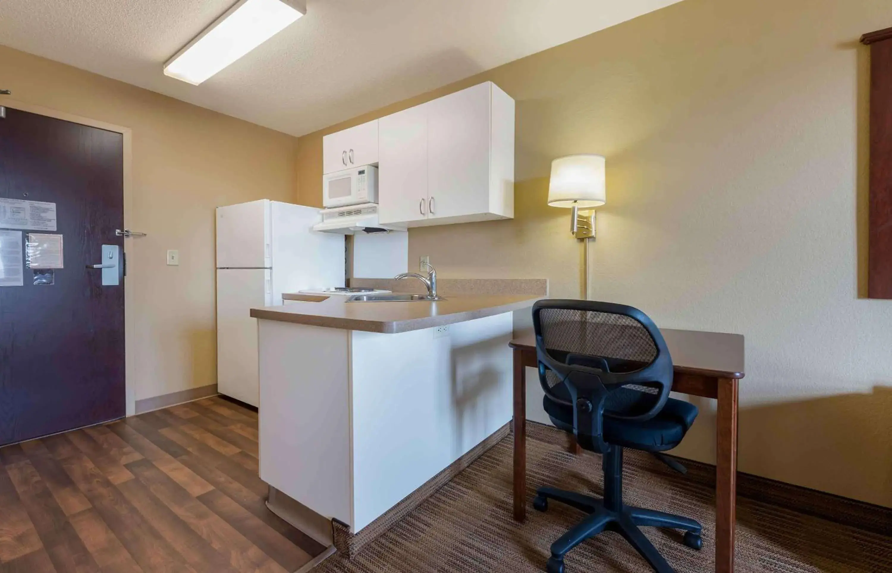 Kitchen or kitchenette, Kitchen/Kitchenette in MainStay Suites Rochester South Mayo Clinic