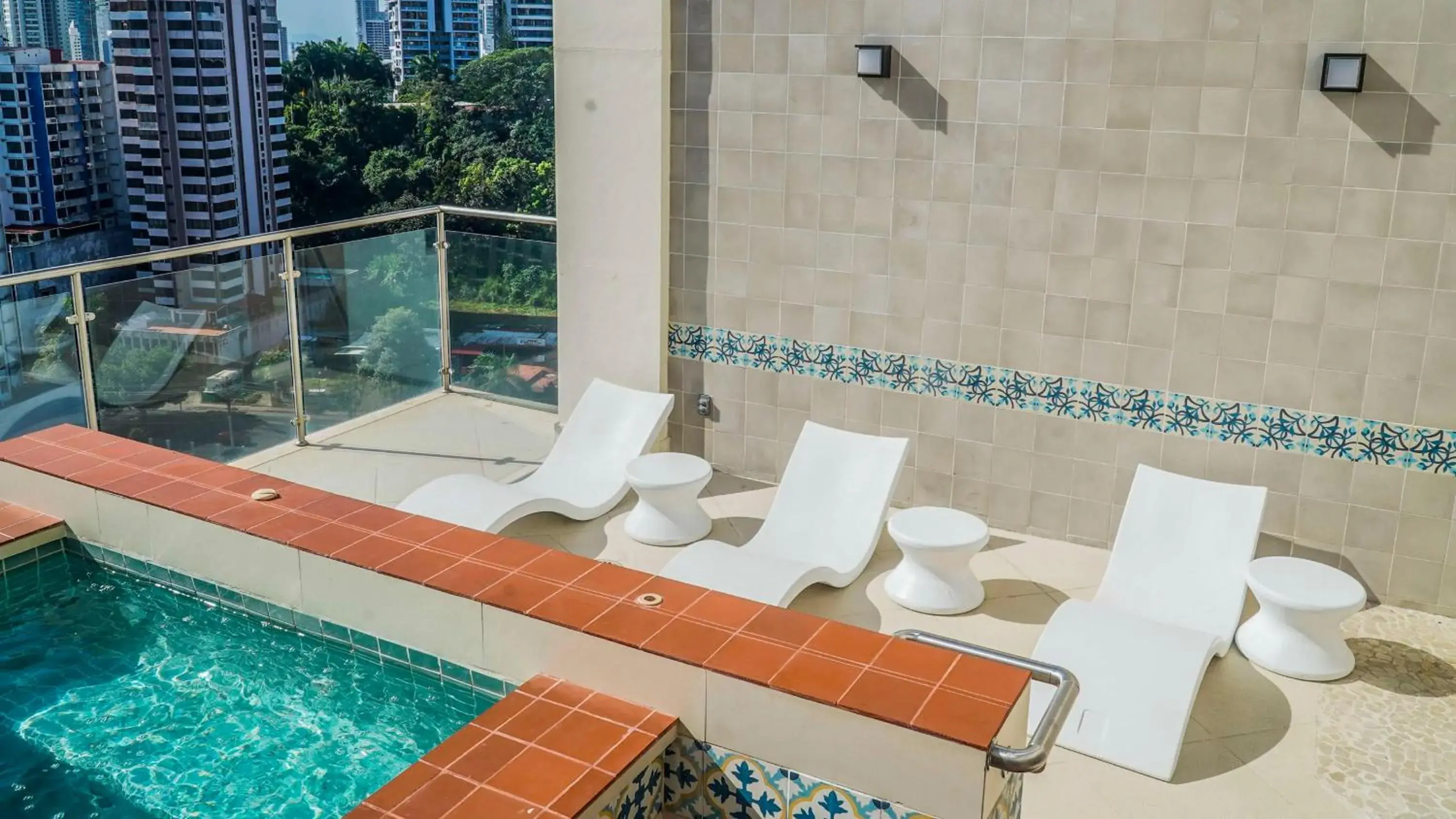 Hot Tub, Swimming Pool in Hilton Garden Inn Panama