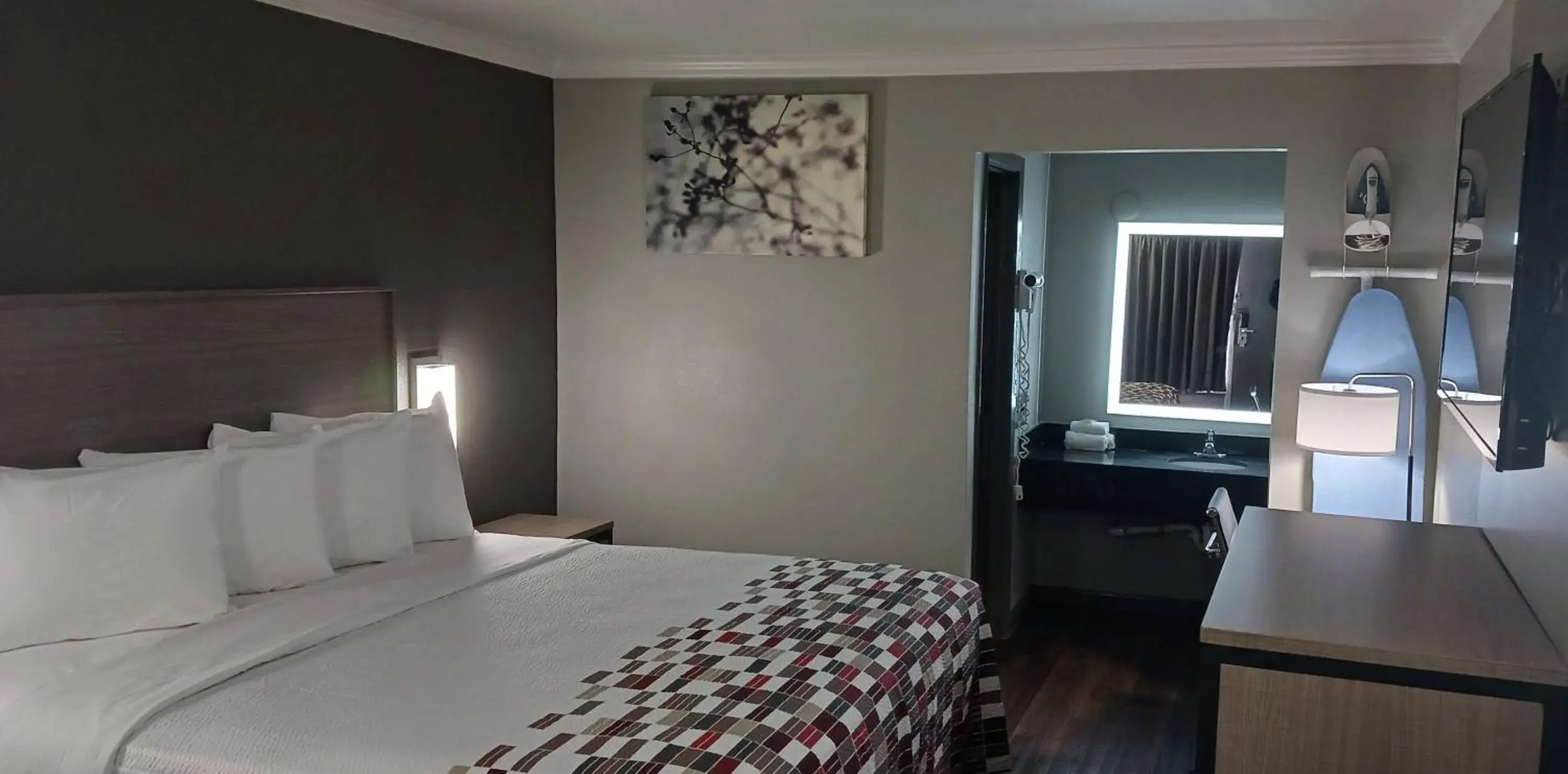 Photo of the whole room, Bed in Red Roof Inn Fort Worth West