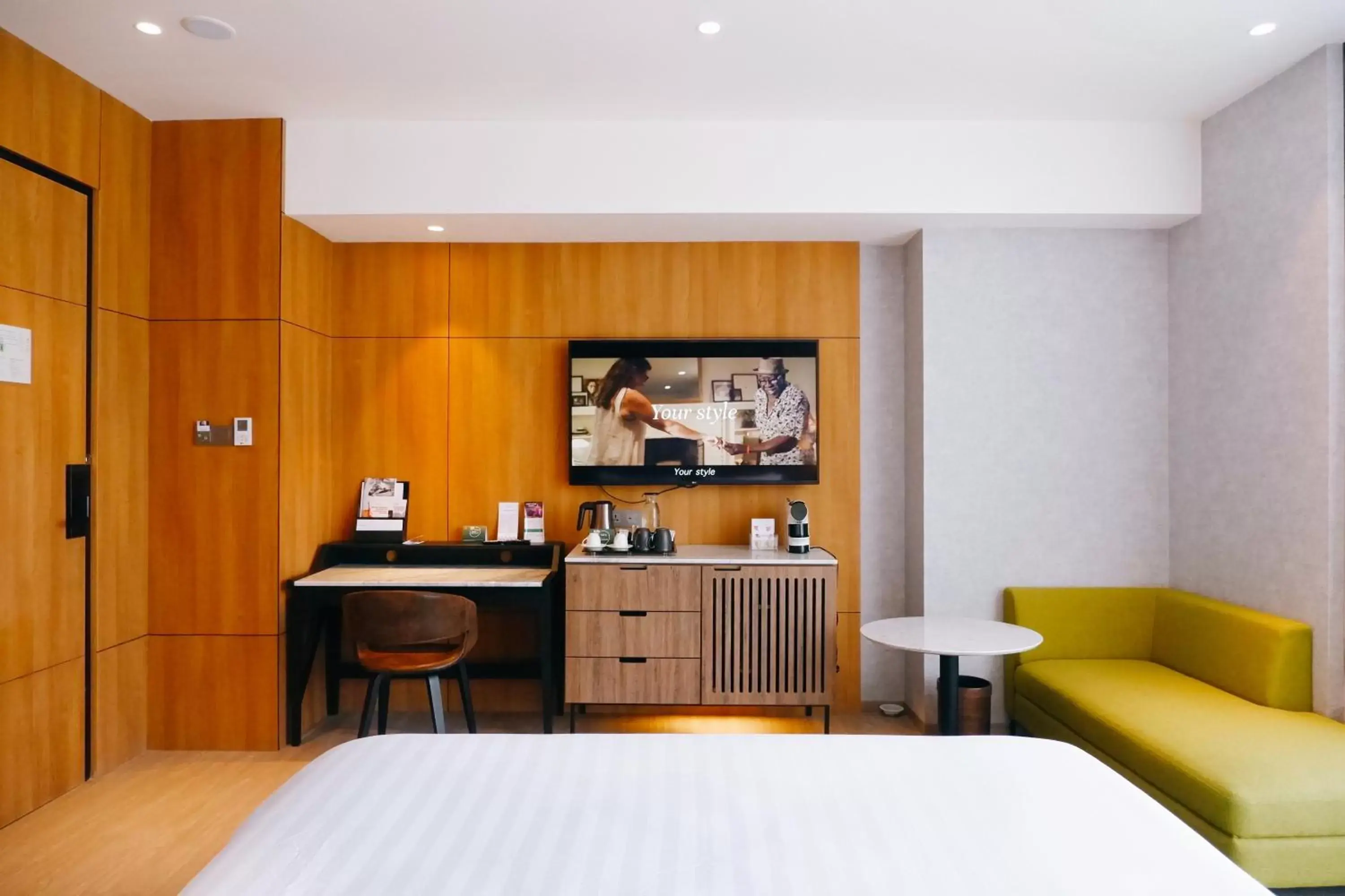 Bed, Kitchen/Kitchenette in Mercure Tangerang BSD City