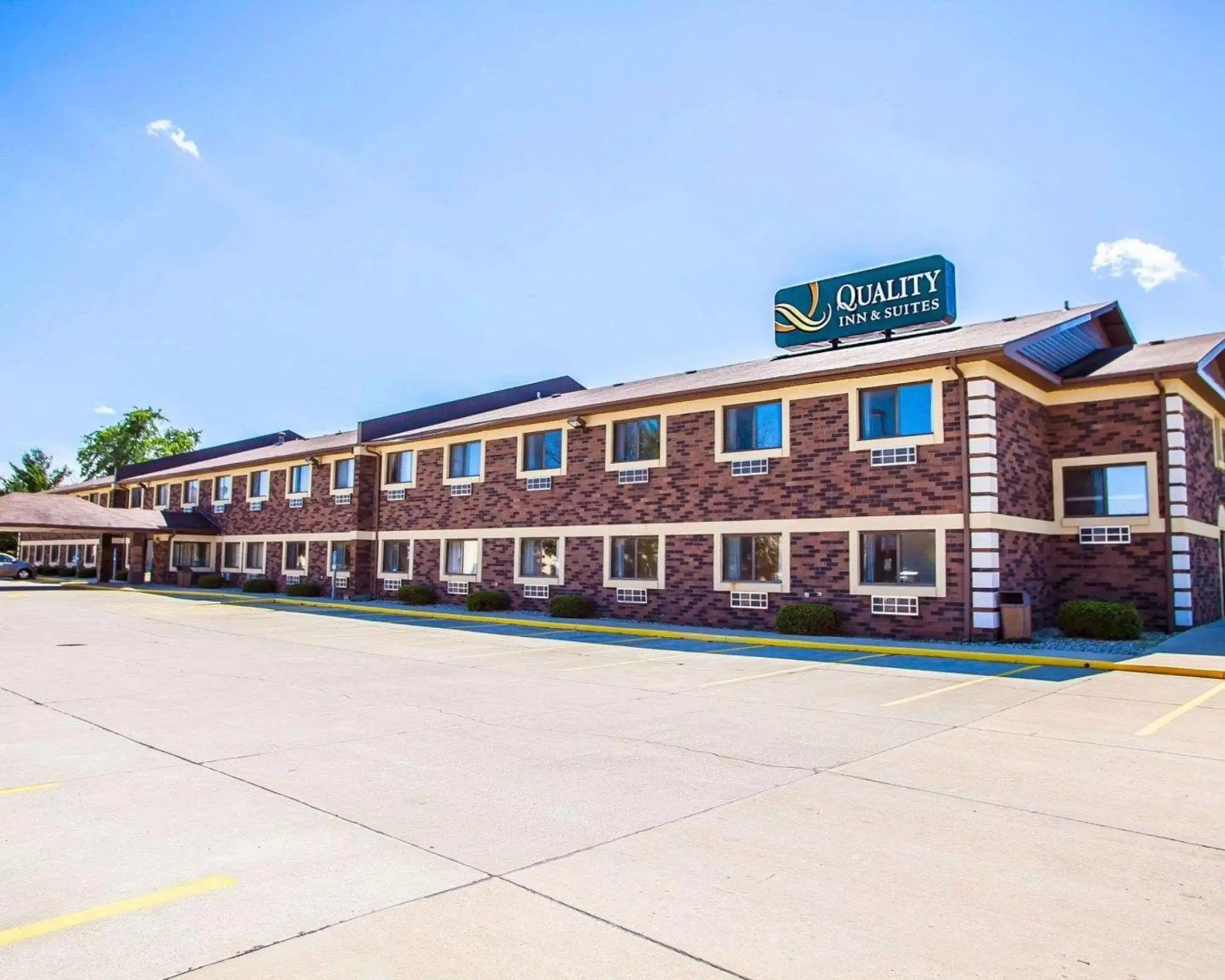 Property Building in Quality Inn & Suites Champaign