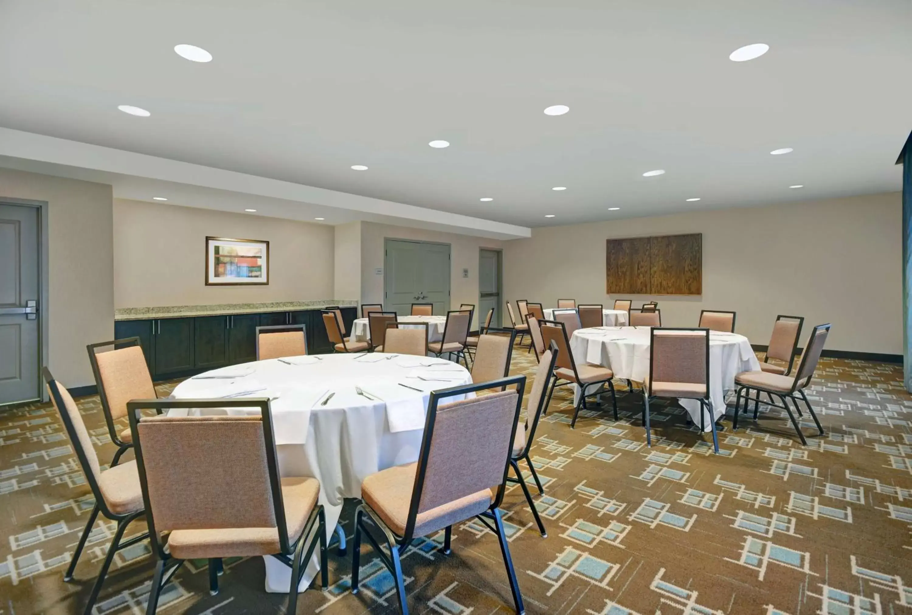 Meeting/conference room, Restaurant/Places to Eat in Hampton Inn and Suites Robbinsville
