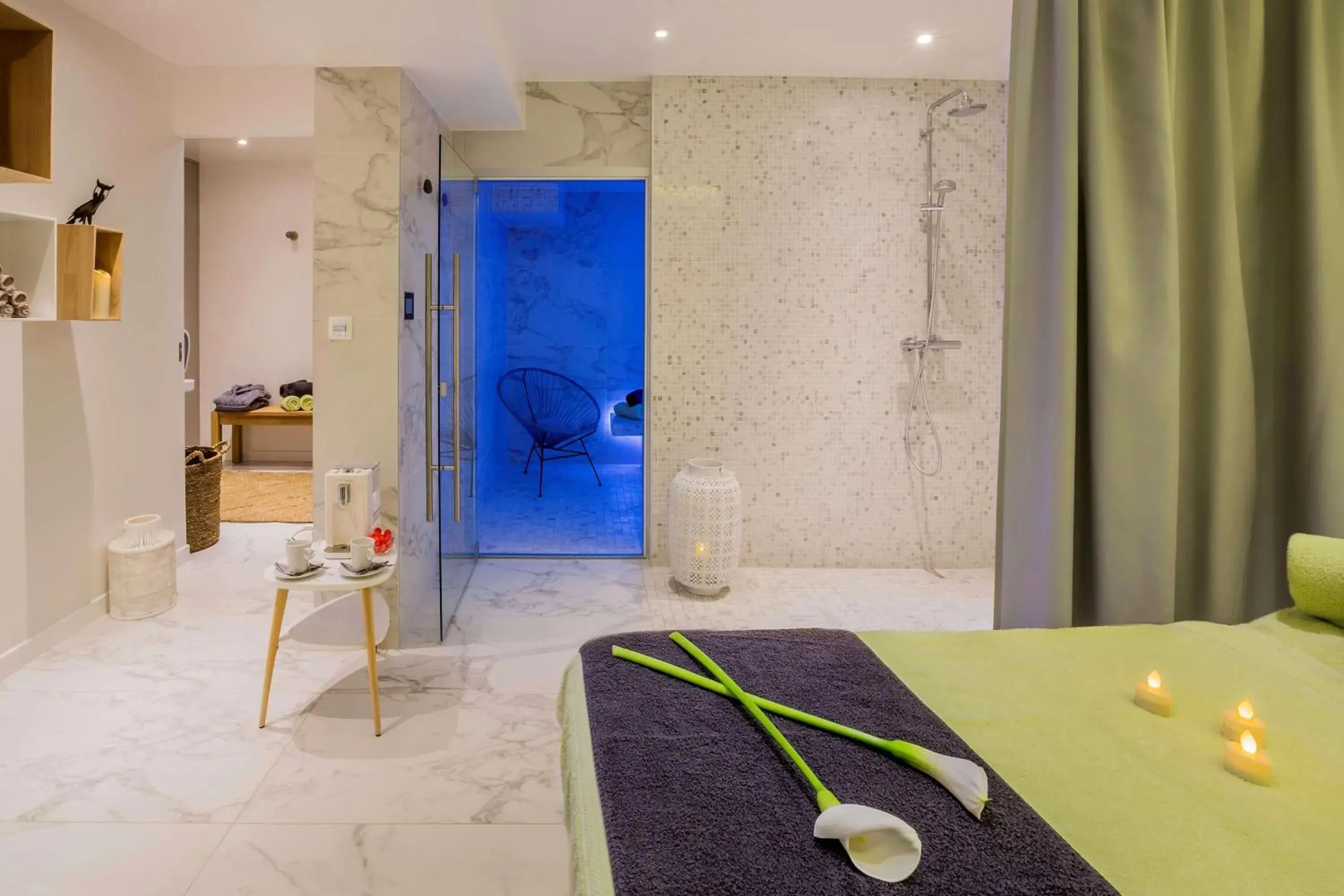 Massage, Bathroom in Best Western Plus Hotel Du Parc Chantilly