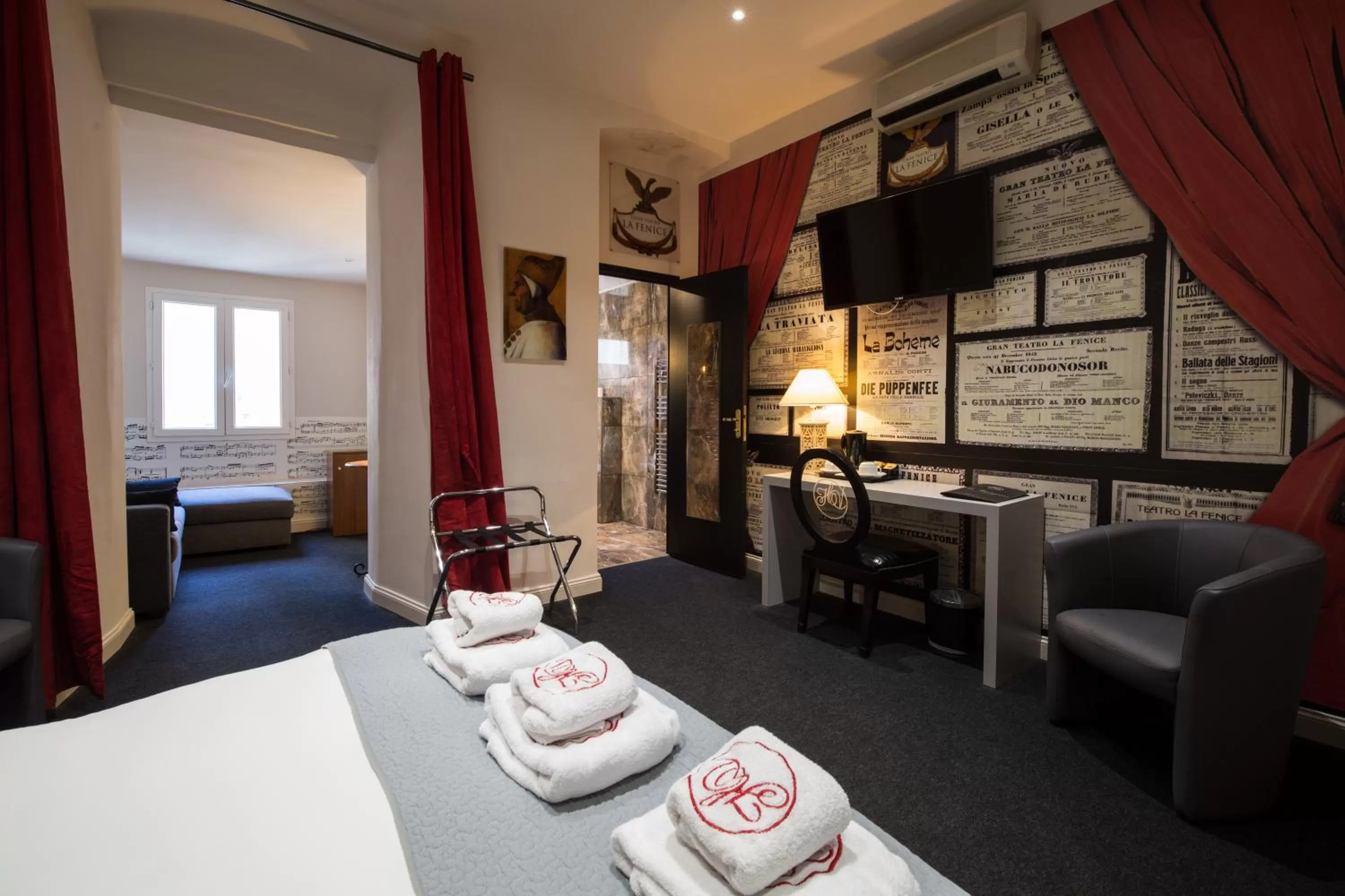 Decorative detail, Bed in Hôtel Les Voyageurs