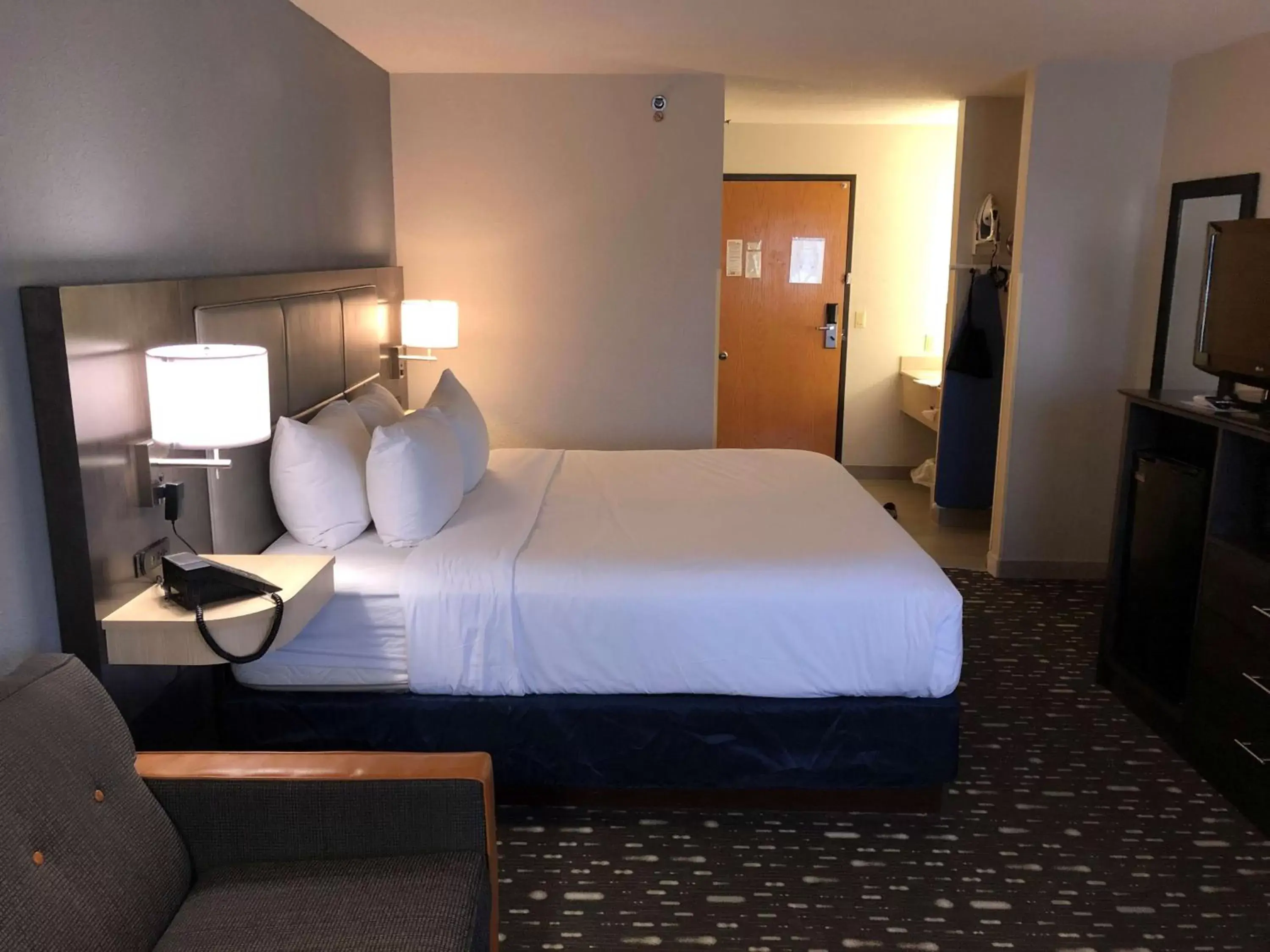 Photo of the whole room, Bed in Country Inn & Suites by Radisson, Auburn, IN