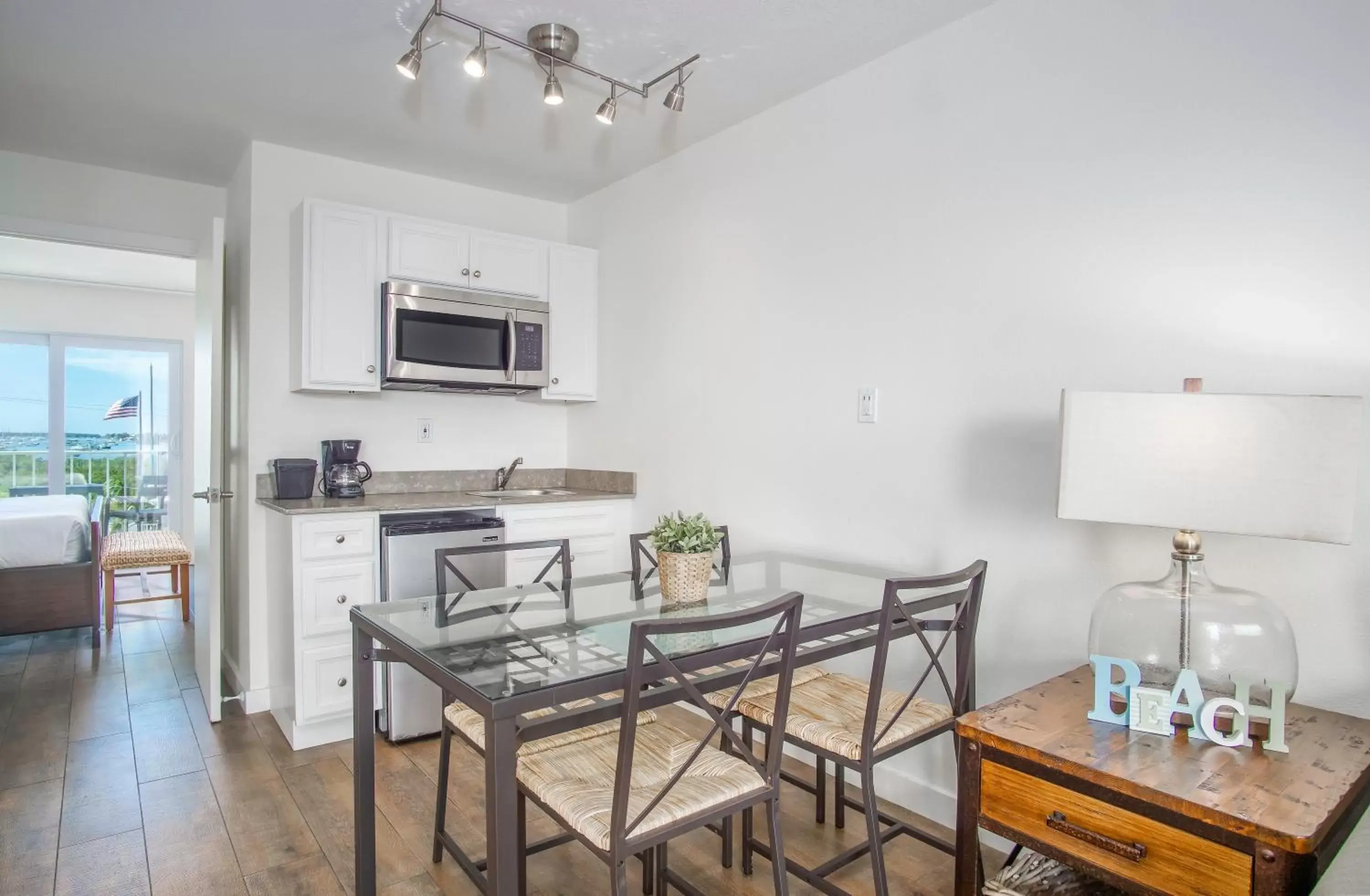 Kitchen or kitchenette, Dining Area in Skipjack Resort & Marina