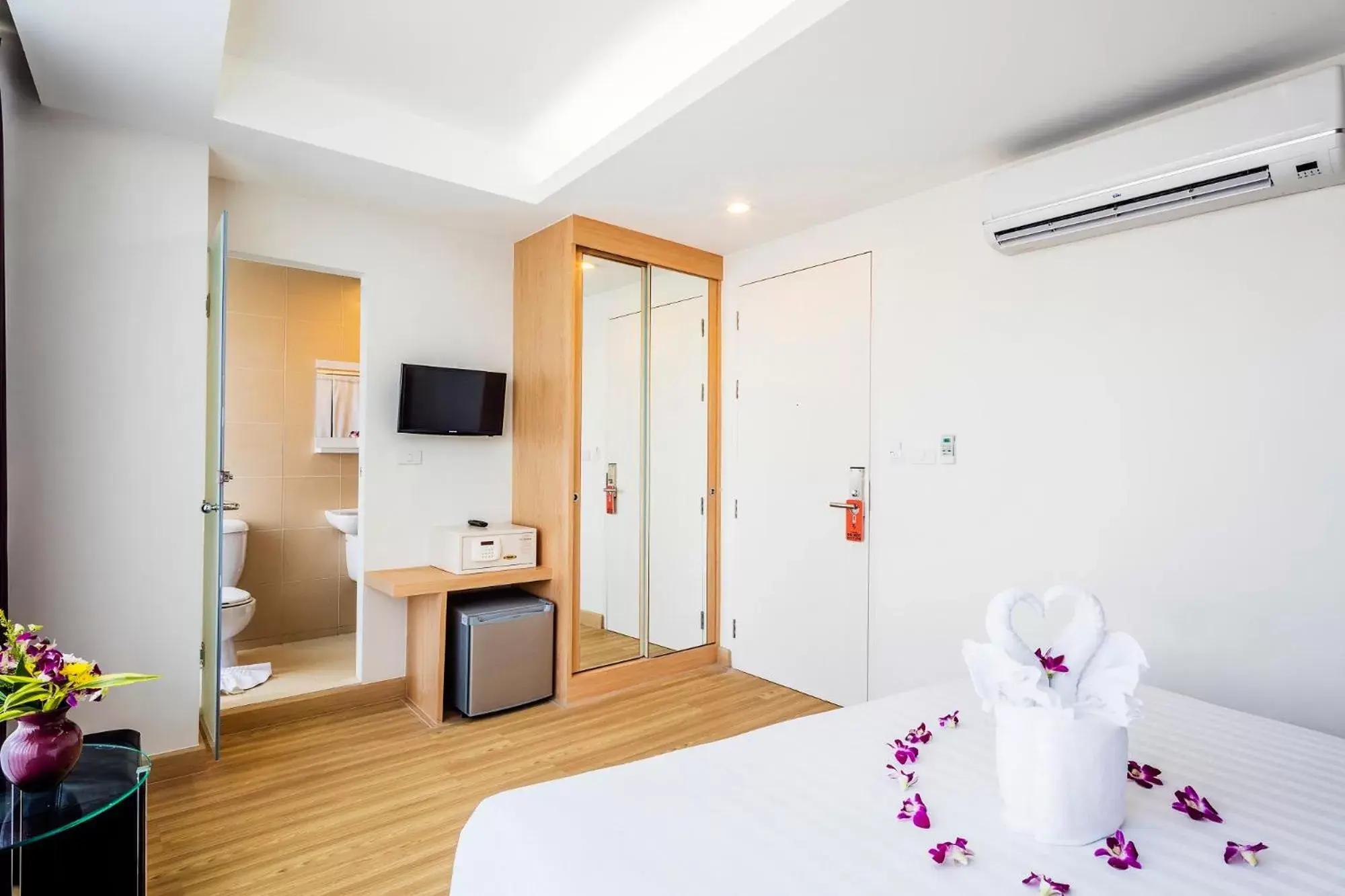 Photo of the whole room, Bed in Solo Express Sukhumvit 81
